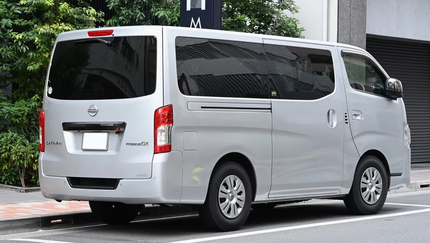 日産キャラバン E26型 プレミアムGX の後方からの外観