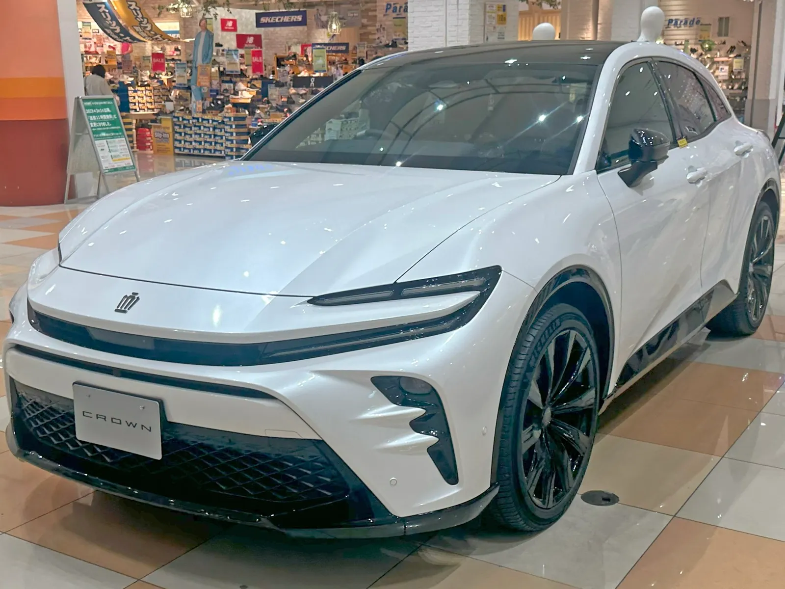 トヨタ クラウン スポーツ Z（6AA-AZSH36W-BNXGB）の前方からの外観