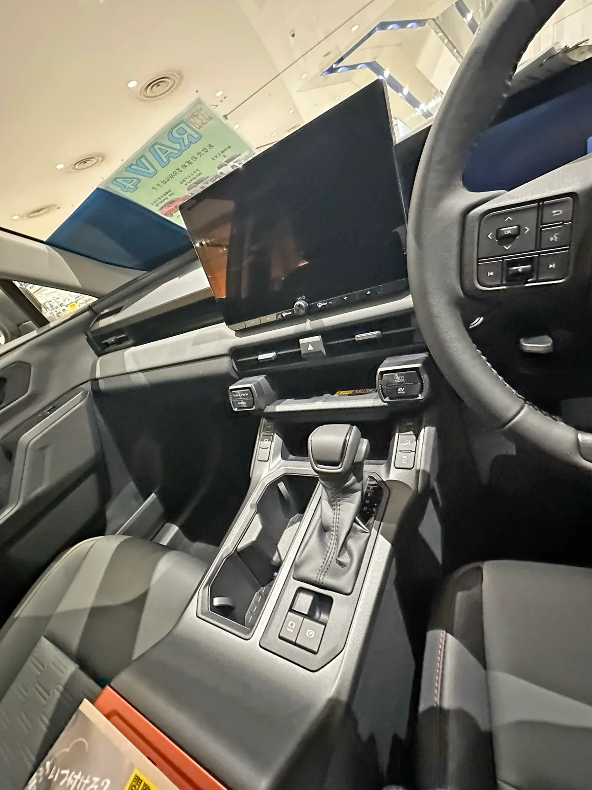 トヨタ RAV4 Adventure（6AA-AXAN64-ANXVB）の運転席まわり