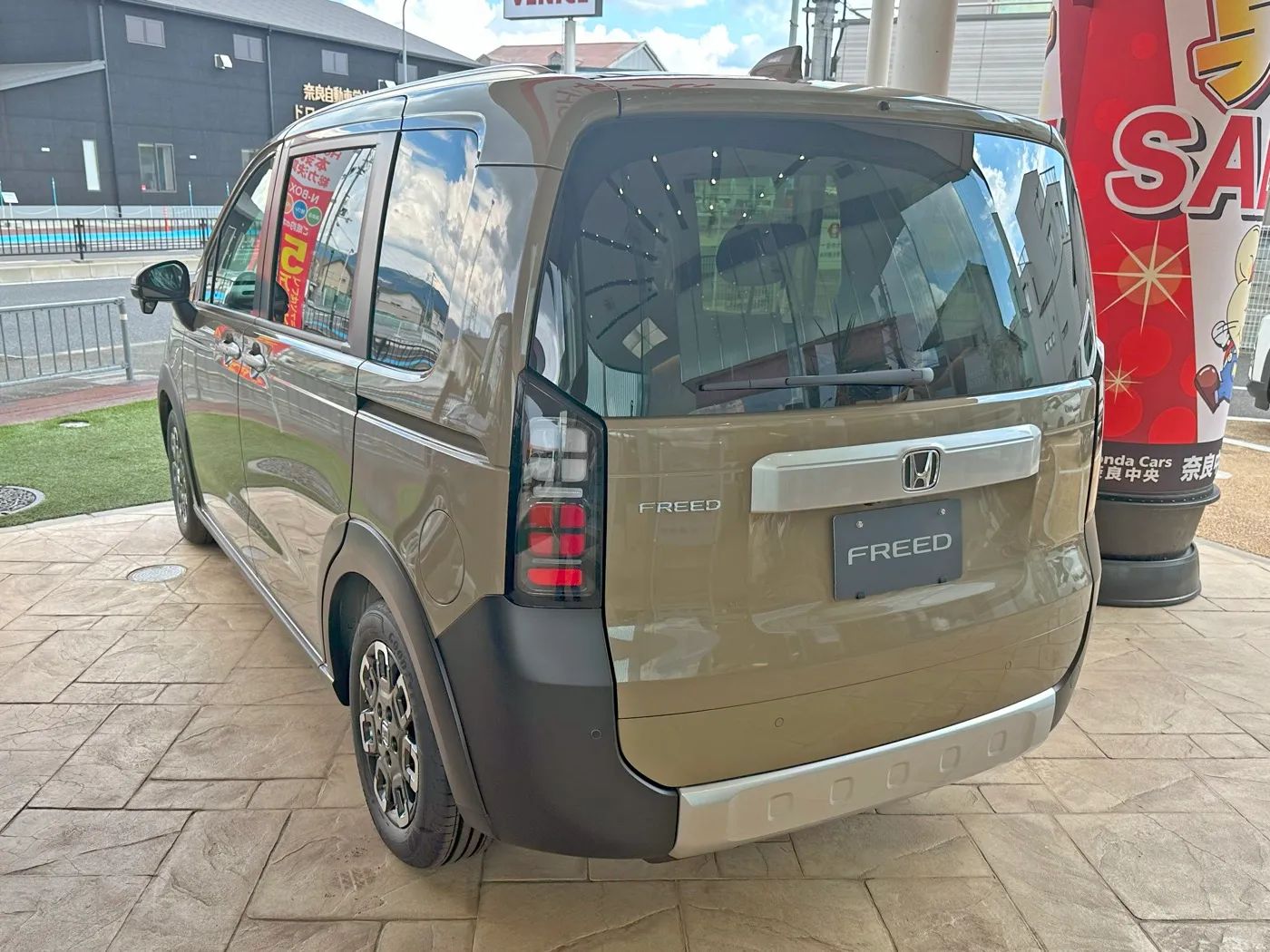 ホンダ フリード CROSSTAR 5人乗り（5BA-GT2）の後方からの外観。テールゲートと低い荷室開口部が見える