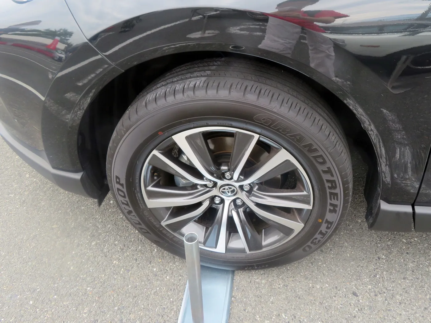 ハリアー Z“Leather Package”の前輪。19インチのアルミホイールと225/55R19のタイヤ