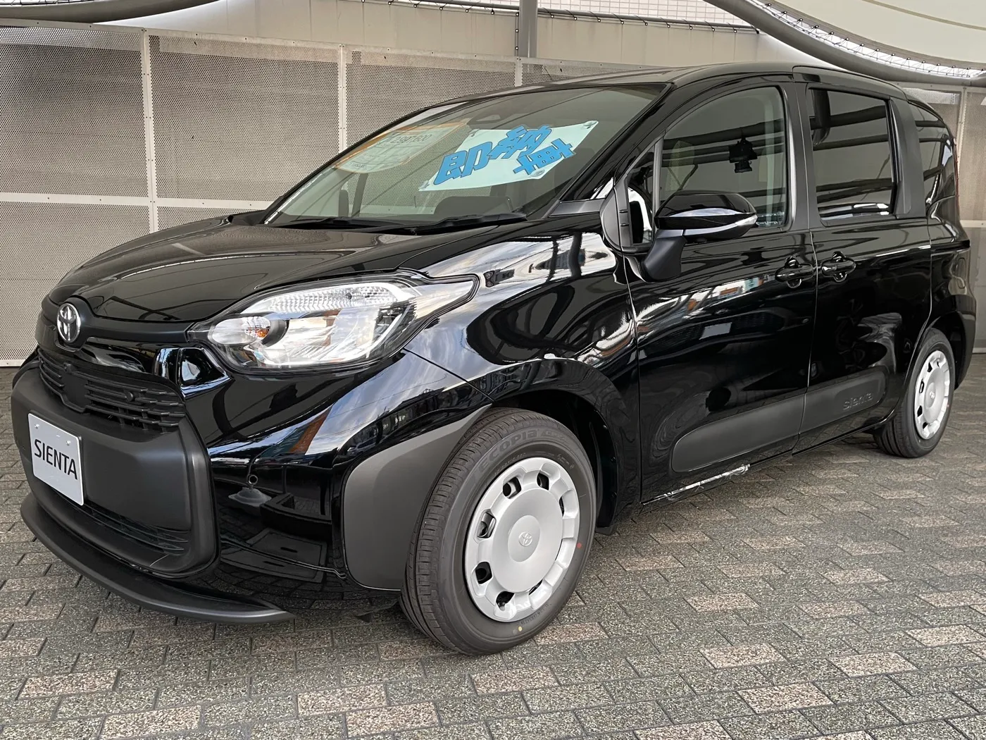 シエンタ ハイブリッド G 2WD 5人乗り（6AA-MXPL10G-MNXQB）を斜め前から見た外観。スチールホイールに樹脂フルキャップを装着している