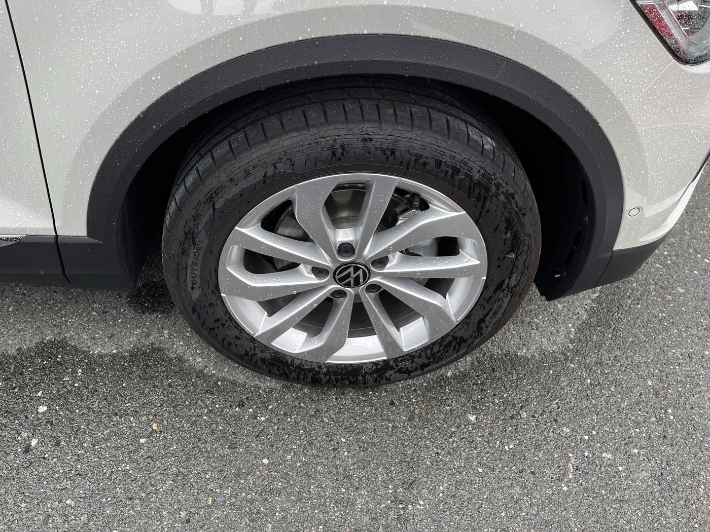 フォルクスワーゲン T-Roc TSI Style(3BA-A1DPC)の17インチアルミホイールとタイヤ