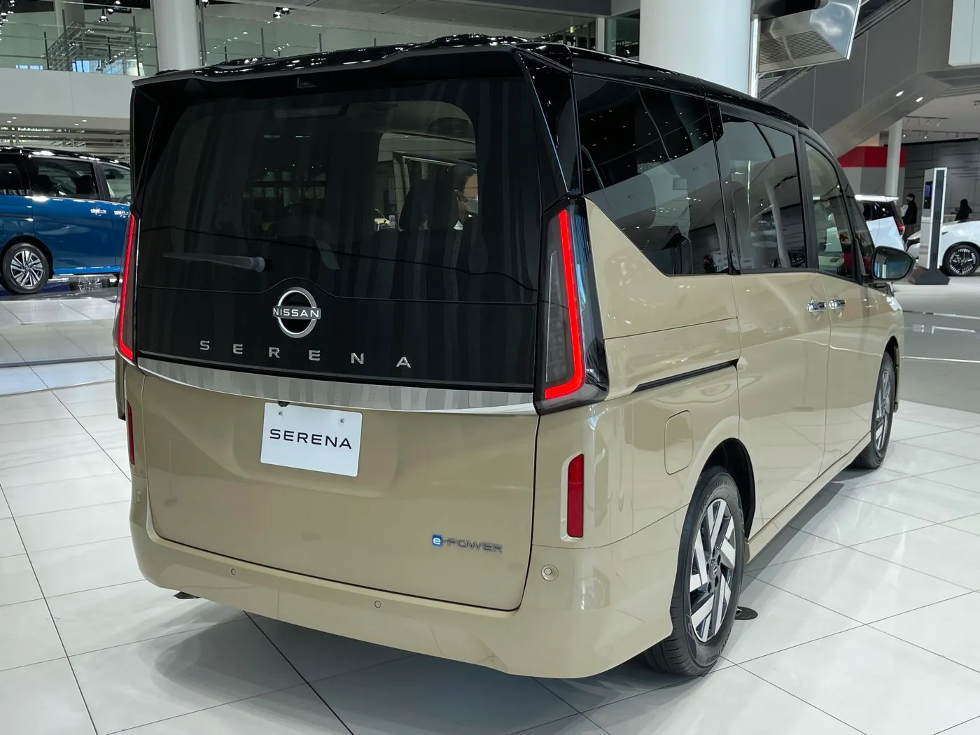 日産セレナ e-POWER XVパッケージの後ろ姿