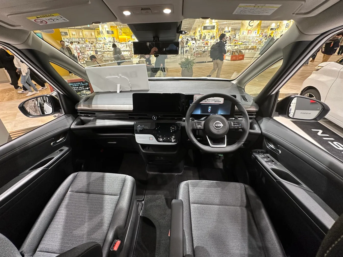 日産セレナ ハイウェイスターVの運転席まわり