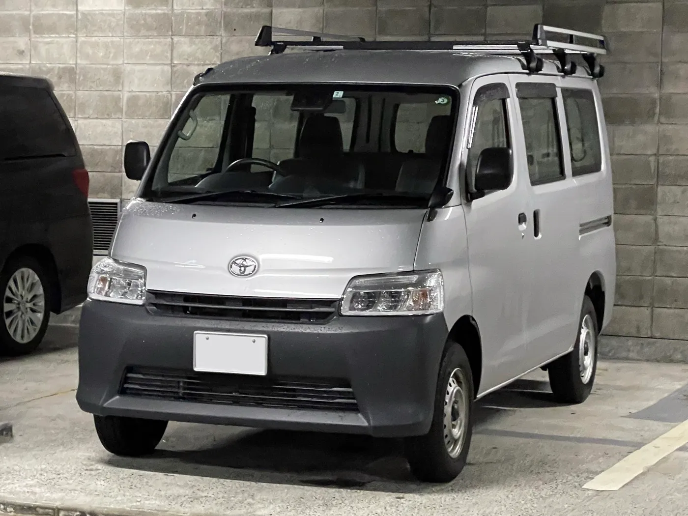 トヨタ タウンエース バン DX 2WDの外観。バンパーは材着のクロ