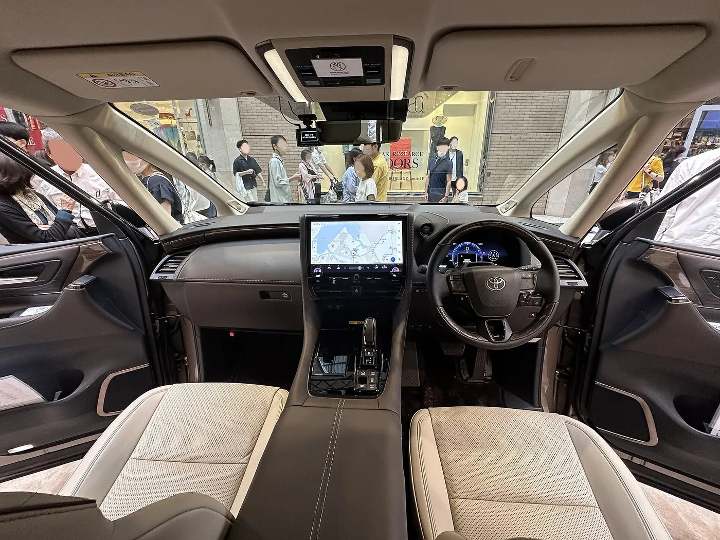 トヨタ アルファード ハイブリッド Executive Lounge E-Fourの車内