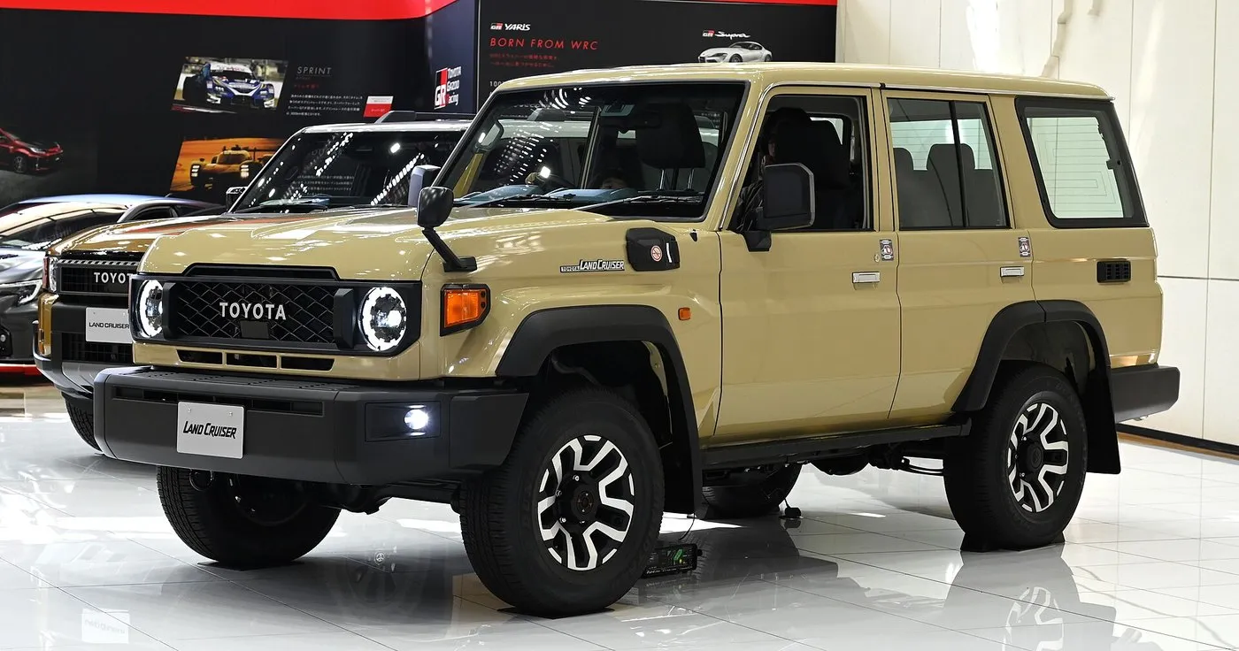トヨタ ランドクルーザー“70” AXを前方左から見た外観