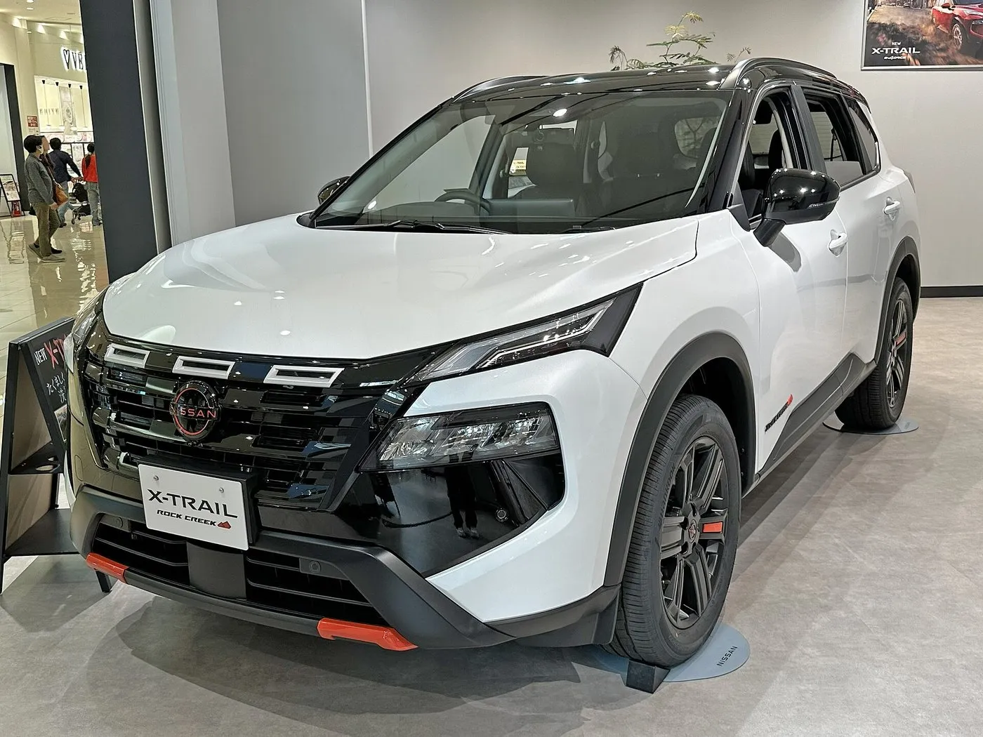 日産 エクストレイル ROCK CREEK e-4ORCE（6AA-SNT33）を前方から見た外観