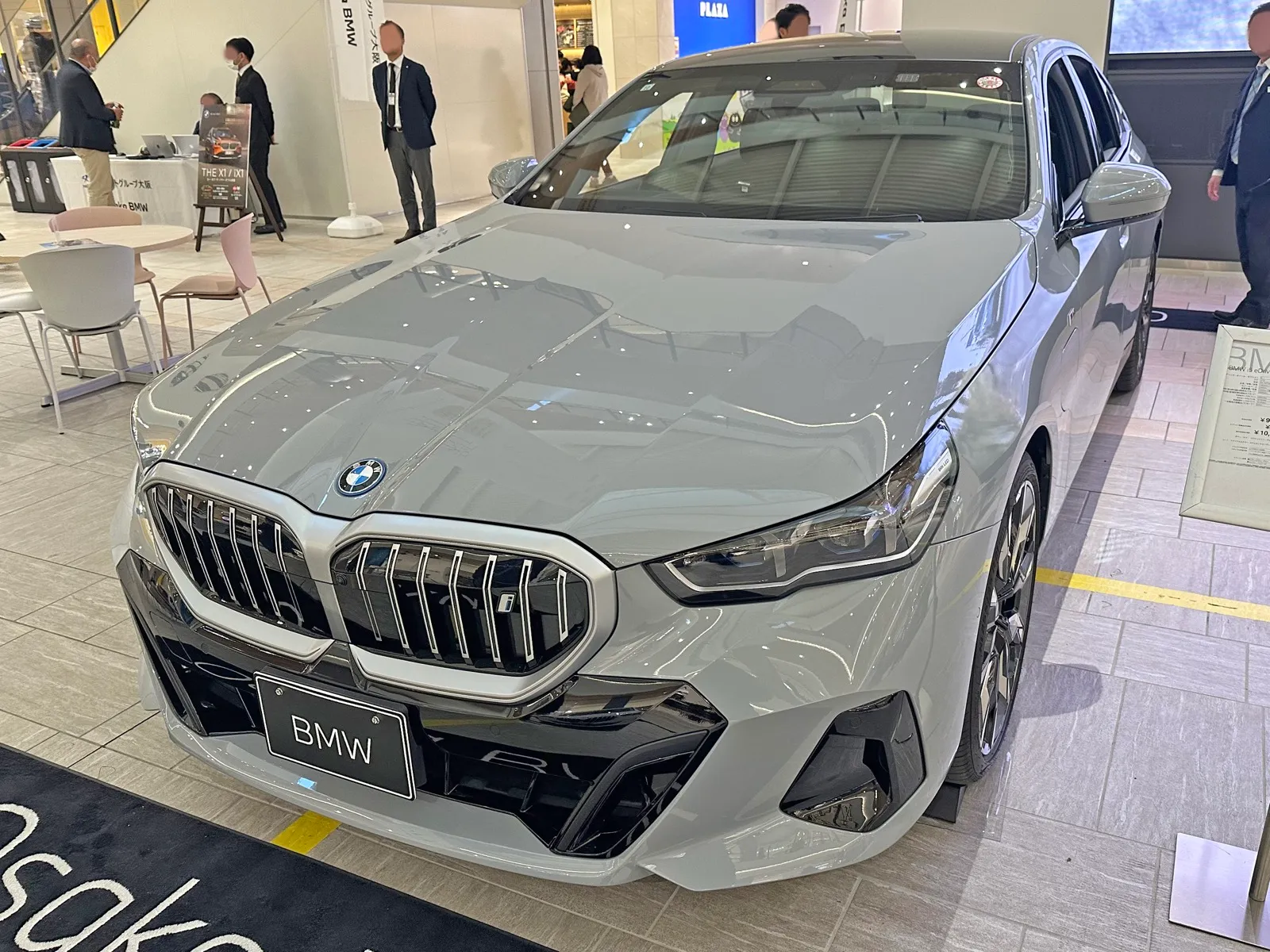BMW i5 eDrive40 M Sport（G60）を前方から見た外観