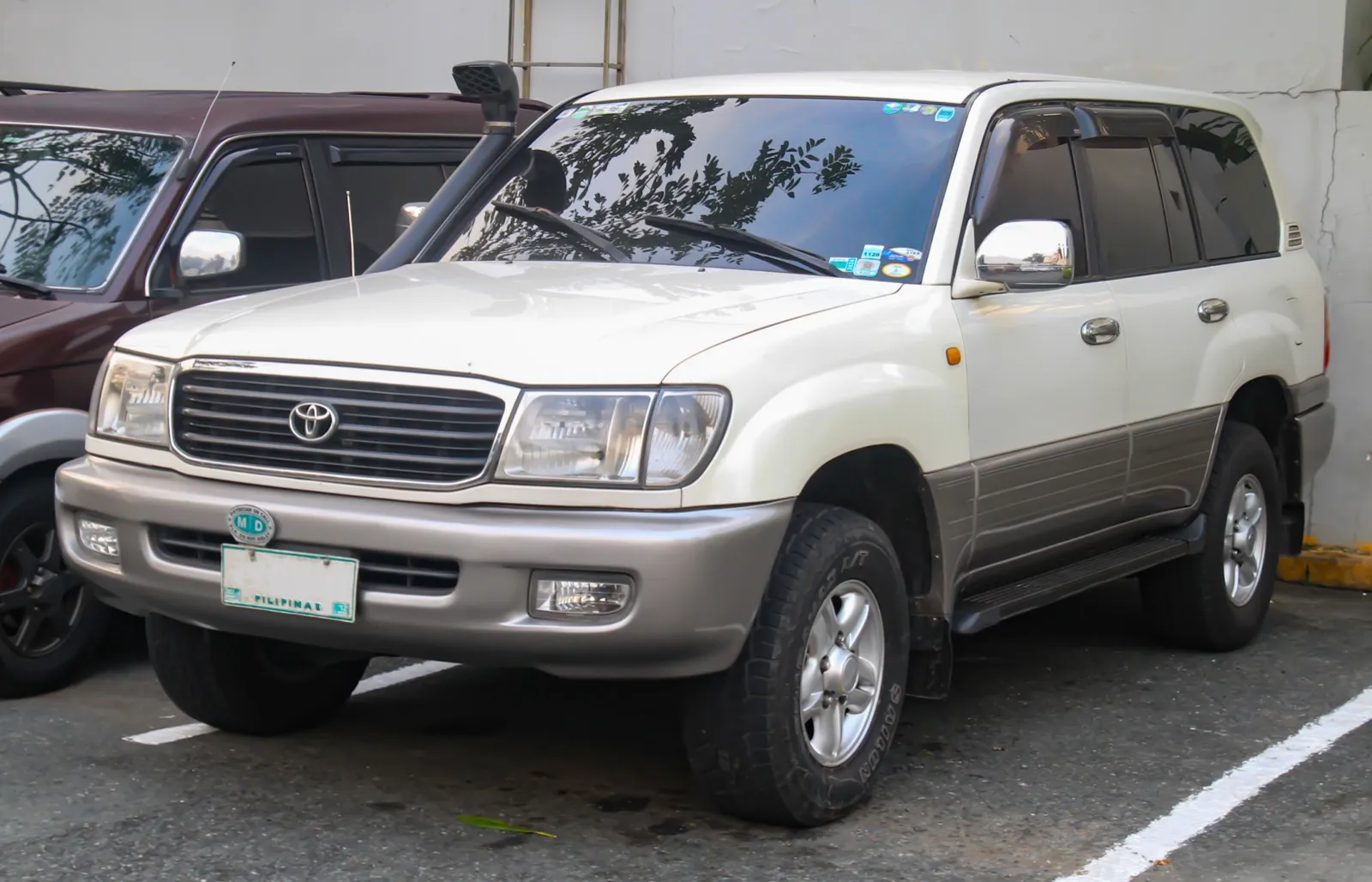 2001年式 トヨタ ランドクルーザー 100系 4.2TD VXを前方左から見た外観