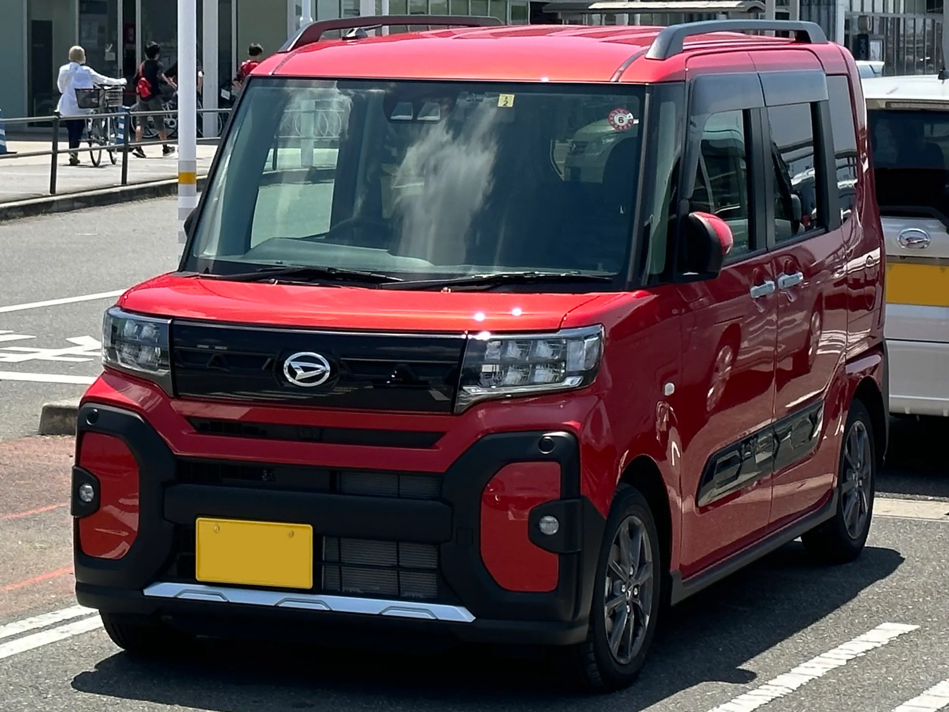 ダイハツ タント ファンクロス（5BA-LA650S）。ルーフレールを備え全高は1,785mmだが、室内高は標準のタントと同じ1,370mm