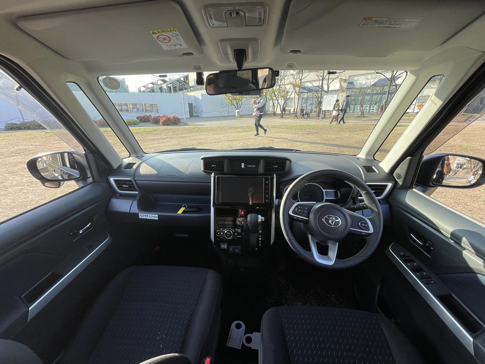 ルーミー カスタムG-Tの運転席まわり。インパネセンターシフトとファブリックシート