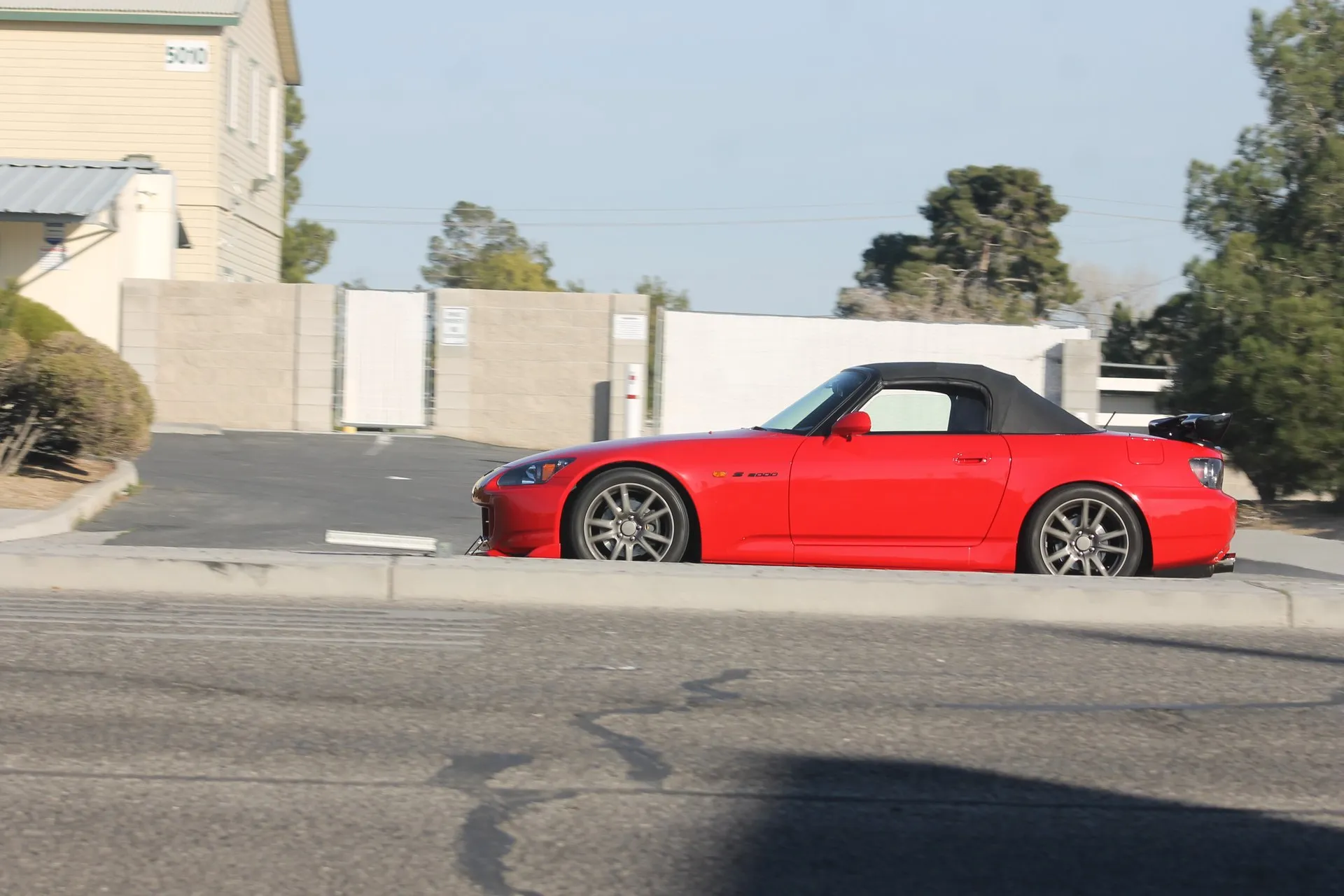 赤いホンダ S2000（AP2）をソフトトップを閉じた状態で真横から見た外観