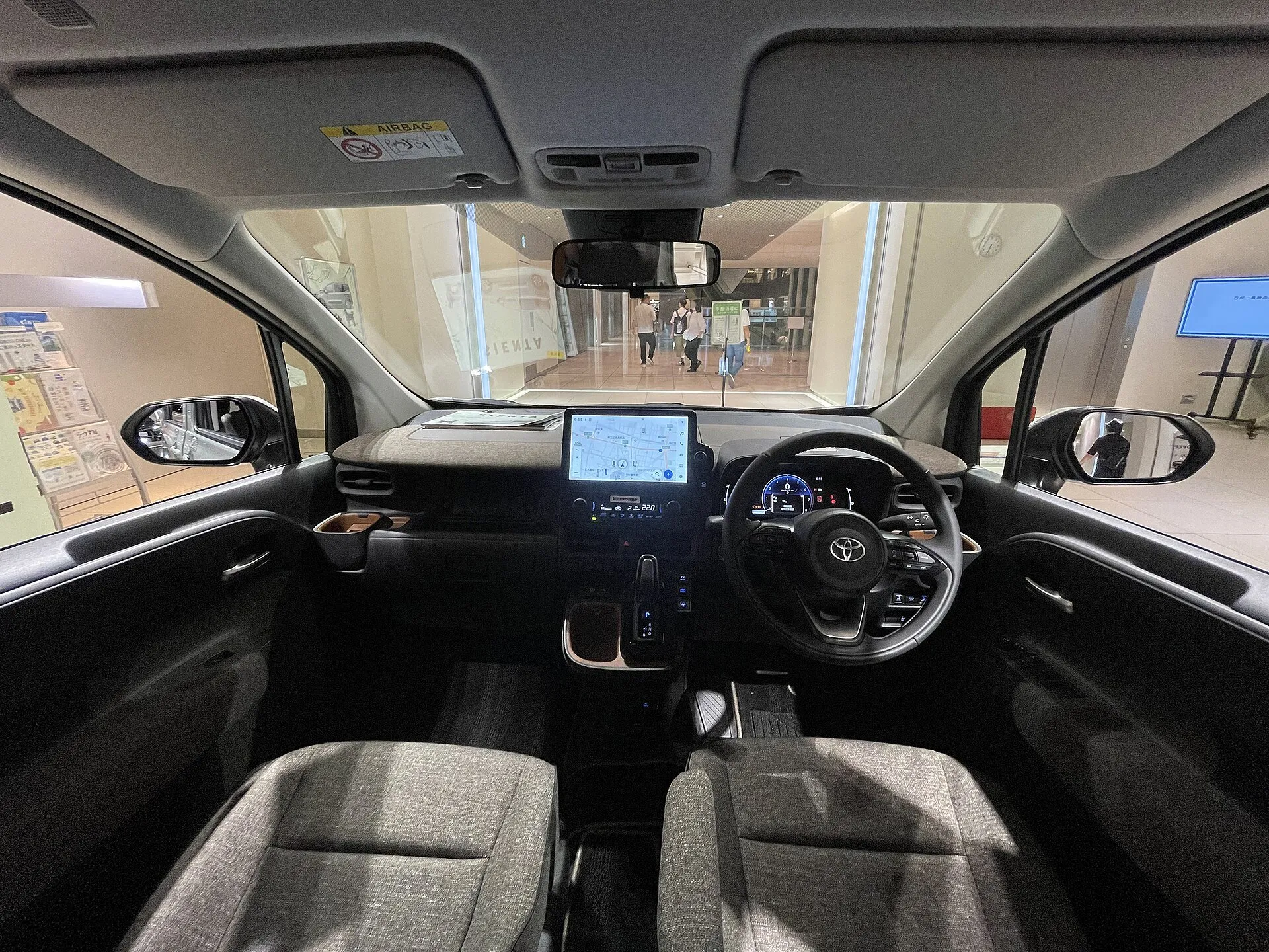 シエンタ ハイブリッドZの運転席まわり。ファブリックのシートとインパネセンターシフト
