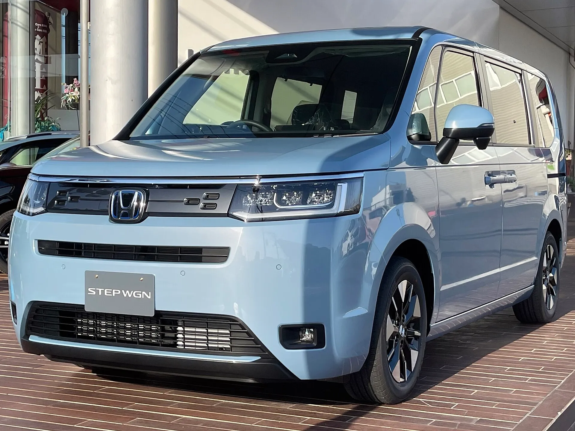 ホンダ ステップ ワゴン e:HEV AIR（6AA-RP8）の前方斜めからの外観