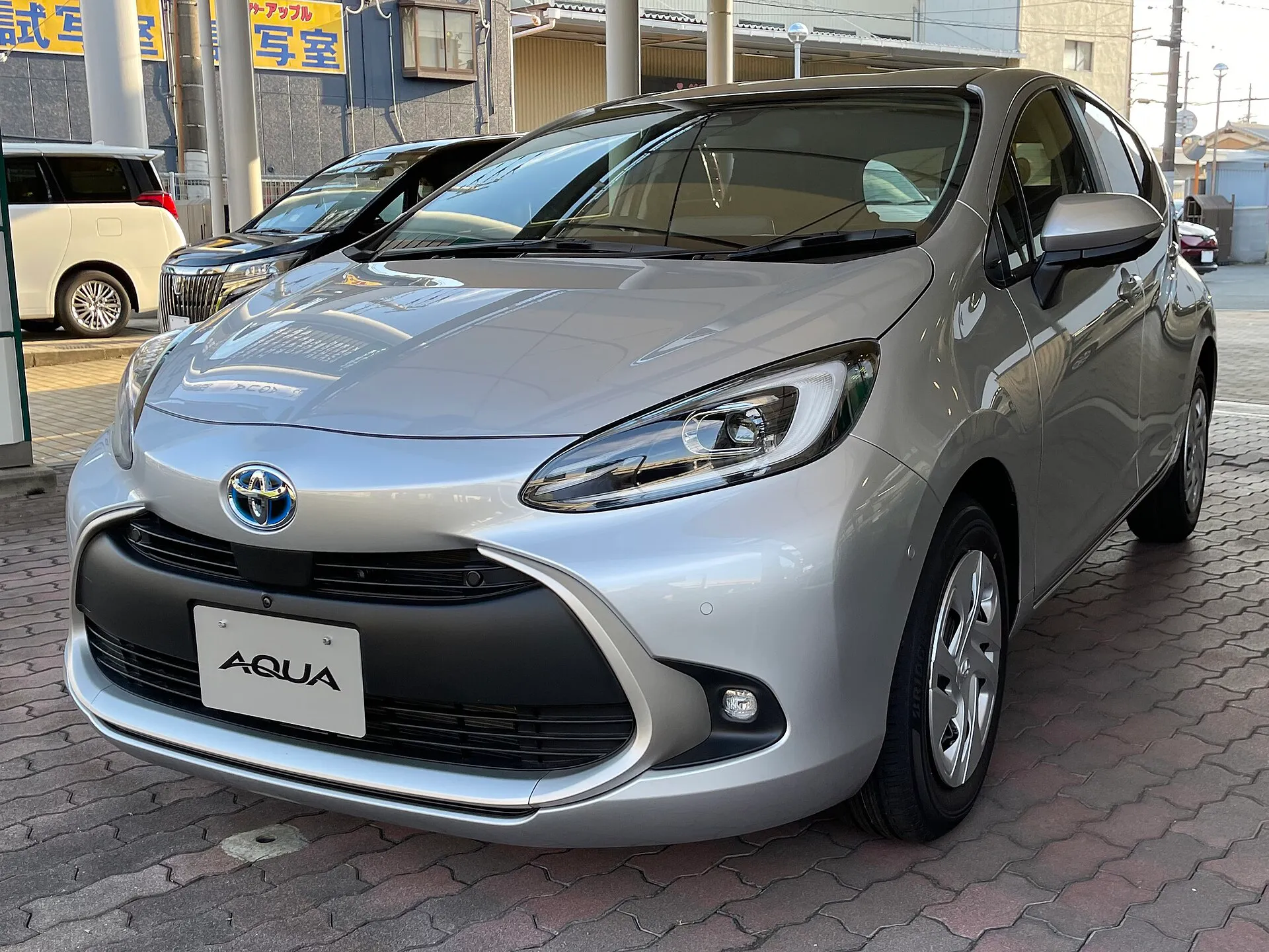 トヨタ アクア X 2WD（6AA-MXPK11-AHXNB）を前方から見た外観
