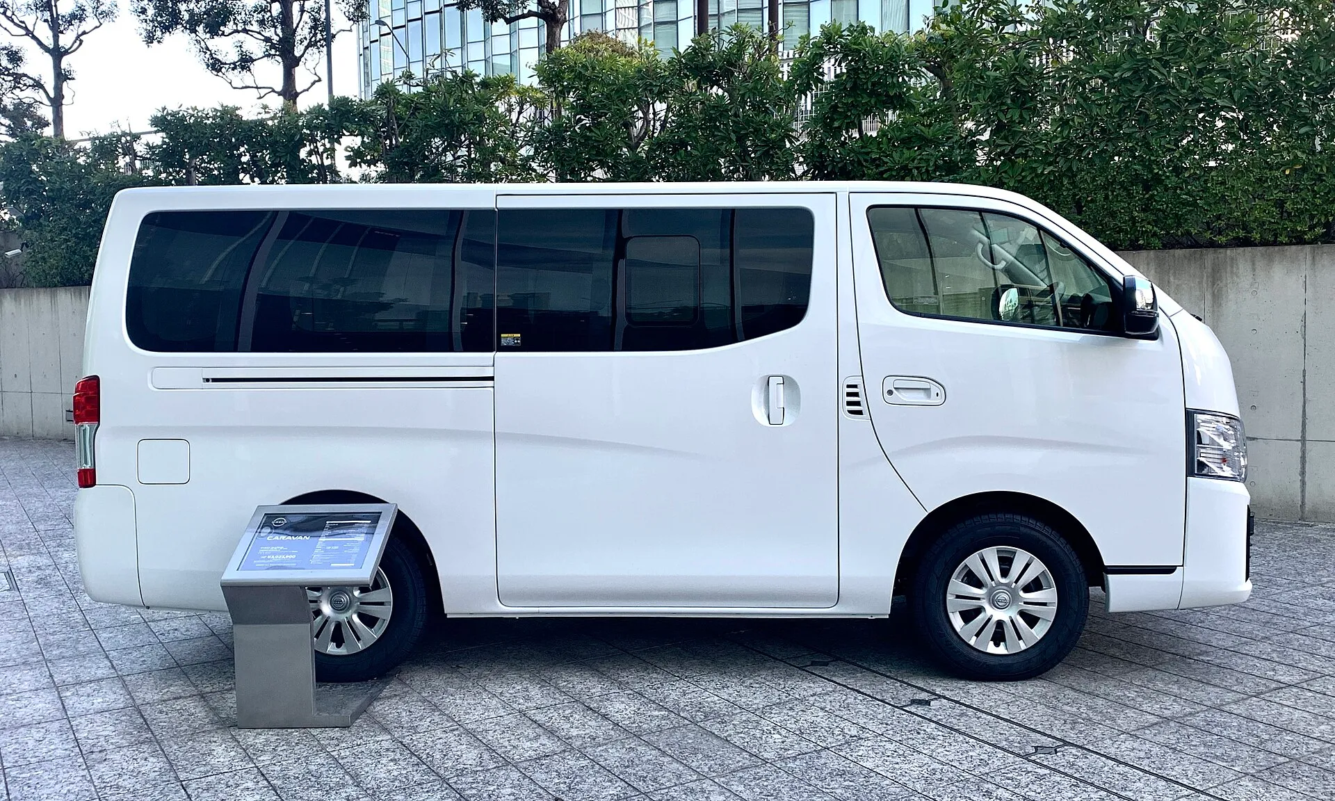 日産 キャラバン(E26型)バン ロングボディ 標準幅 標準ルーフの右側面