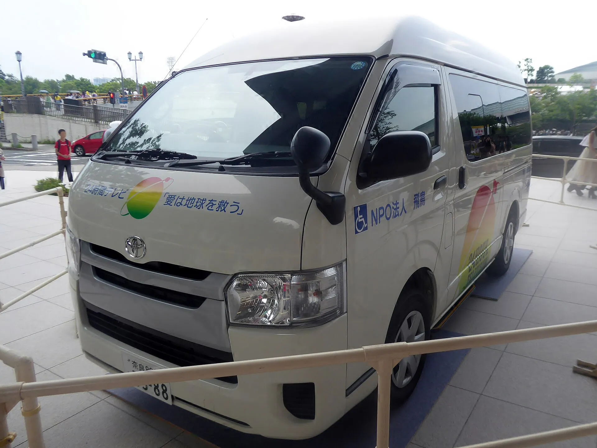 ハイルーフのトヨタ ハイエース バン(CBF-TRH200K・2000ガソリン・ウェルキャブ車いす仕様)の左前方からの外観。Aピラーの後ろで屋根が一段高くなっている