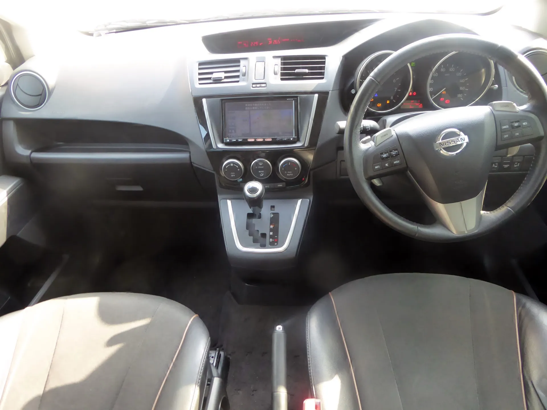 B35型 日産ラフェスタ ハイウェイスターG スプレモ（DBA-CWFFWN）の運転席まわり。本革シートにブラウンのパイピングが入る