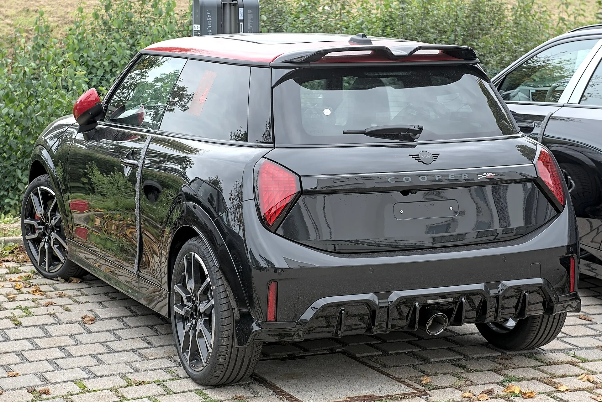 MINI JOHN COOPER WORKS 3ドア（F66型）を斜め後方から見た外観。センター出しのマフラーとリアディフューザーが付く
