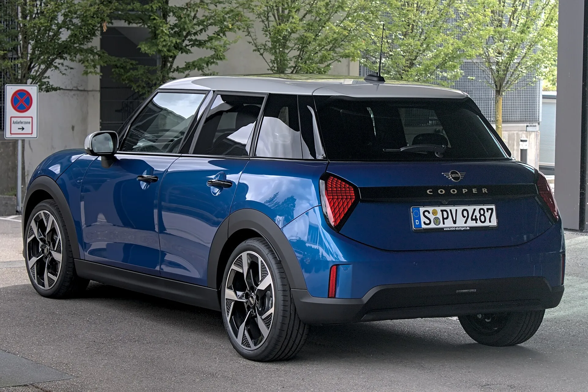 MINI COOPER 5ドア（F65型）を斜め後方から見た外観。後席用のドアハンドルが見える