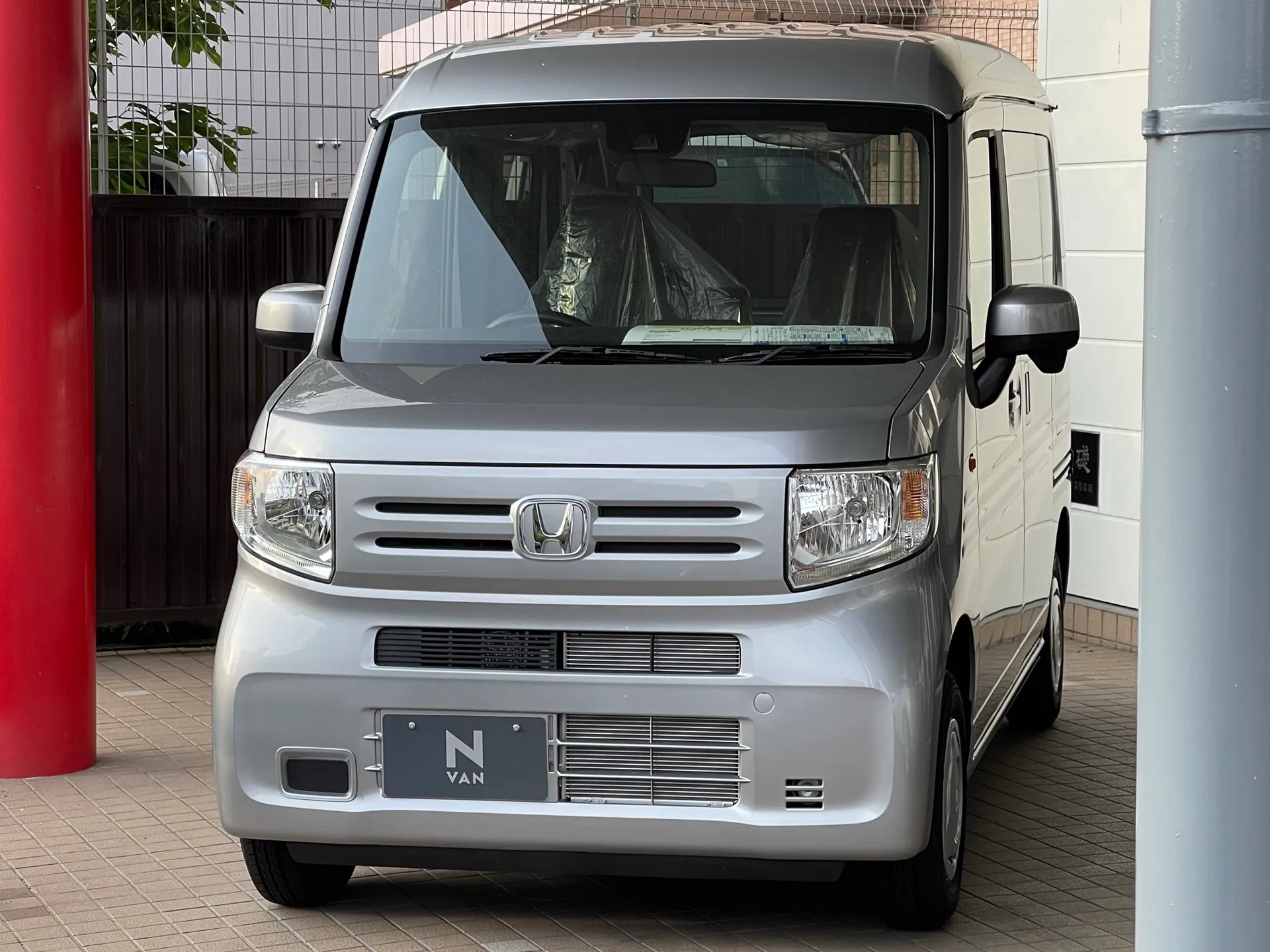 ホンダ N-VAN L（5BD-JJ1）を前方から見た外観