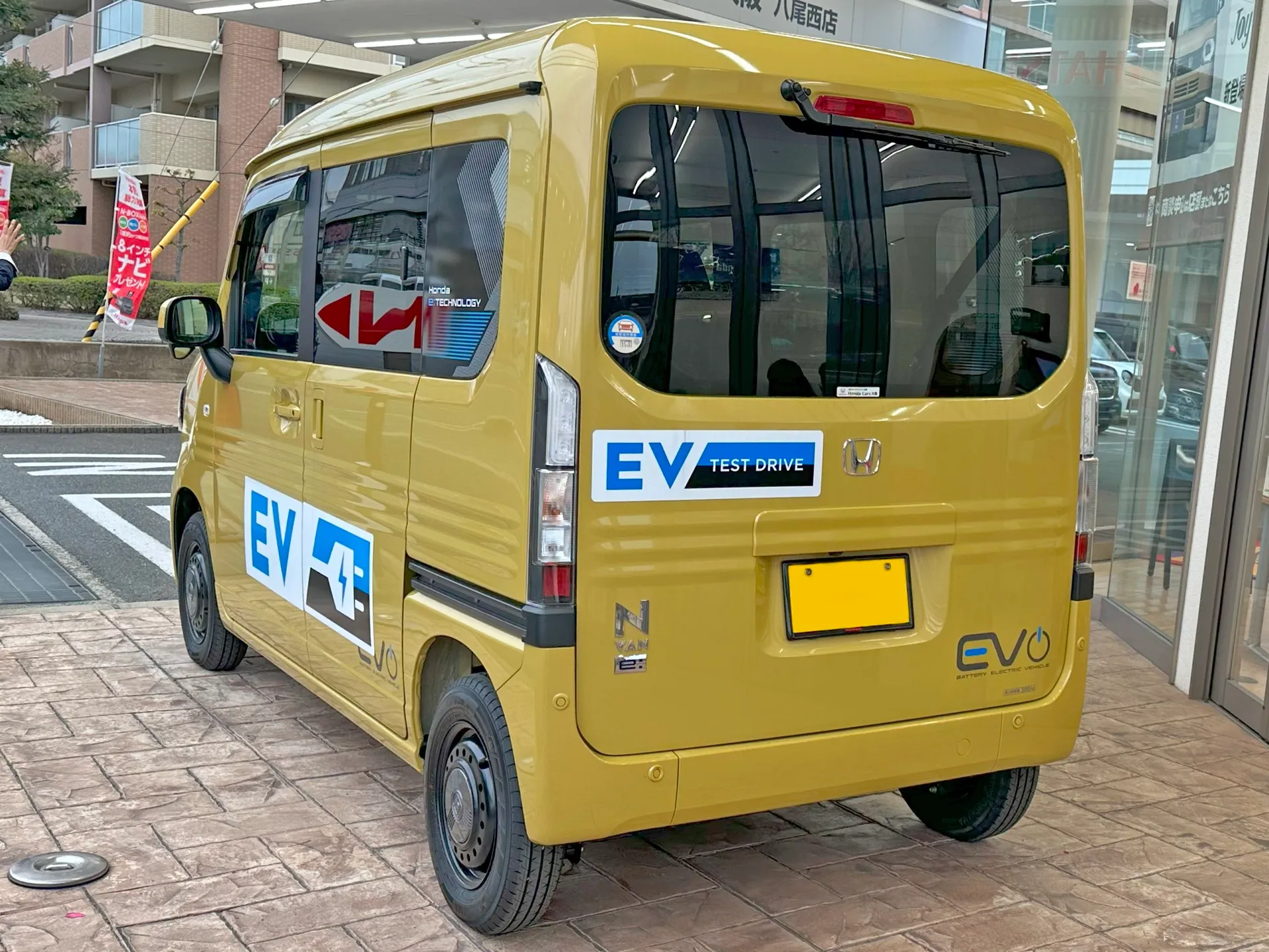 ホンダ N-VAN e: FUN のリア。テールゲートを閉じた状態の外観