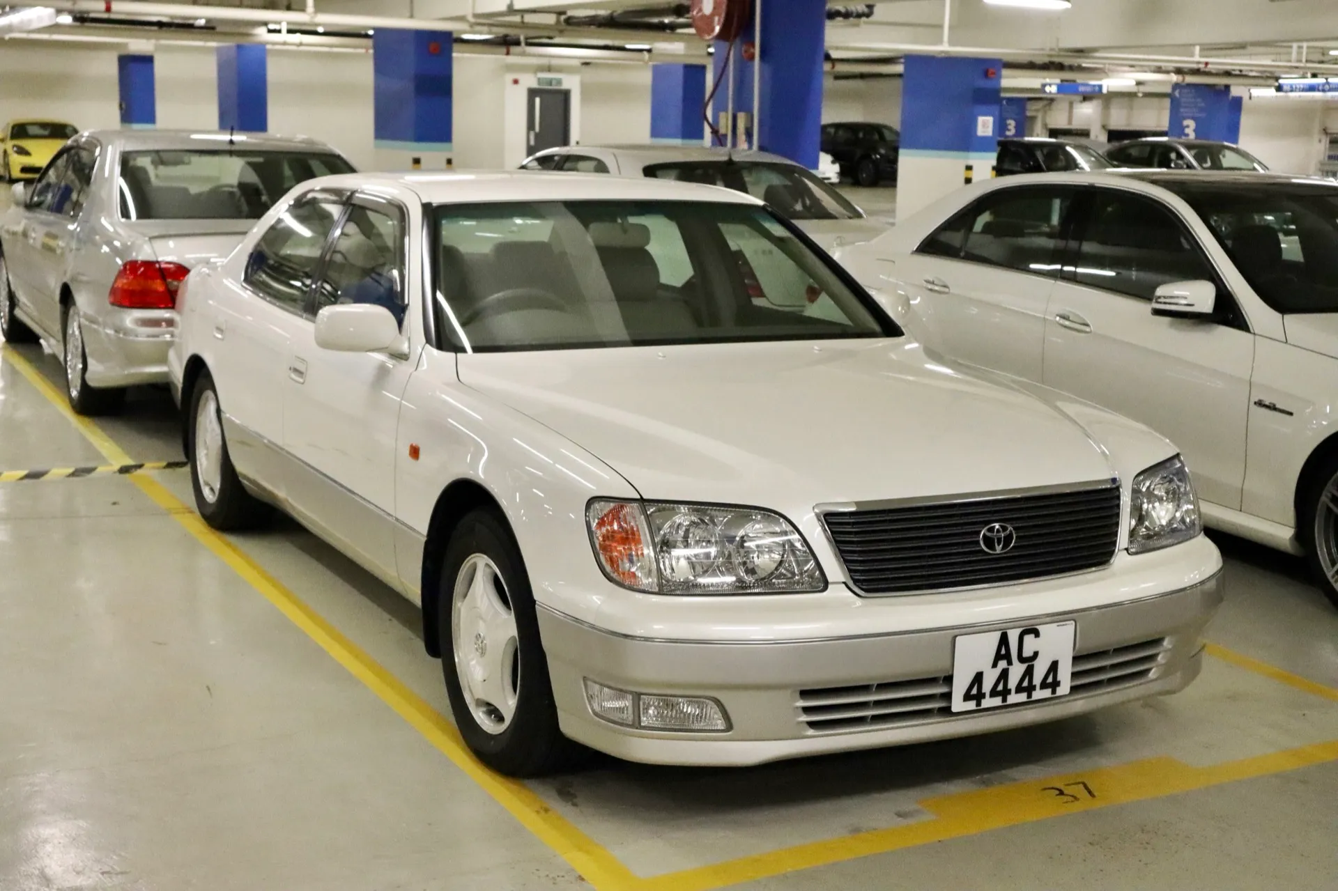 1997年式 トヨタ セルシオ（UCF20系）を前から見た外観