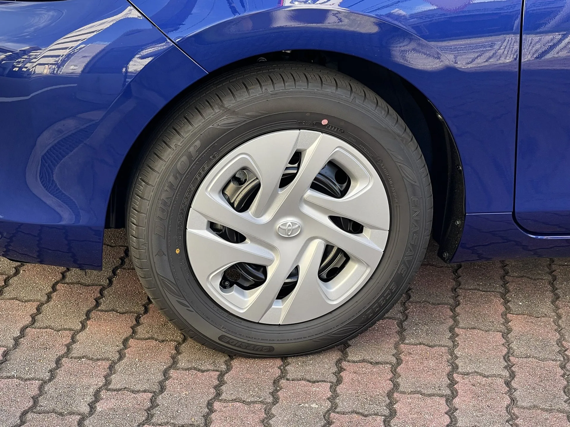 トヨタ アクア G 2WDの15インチスチールホイール。185/65R15のタイヤに樹脂フルキャップが付く