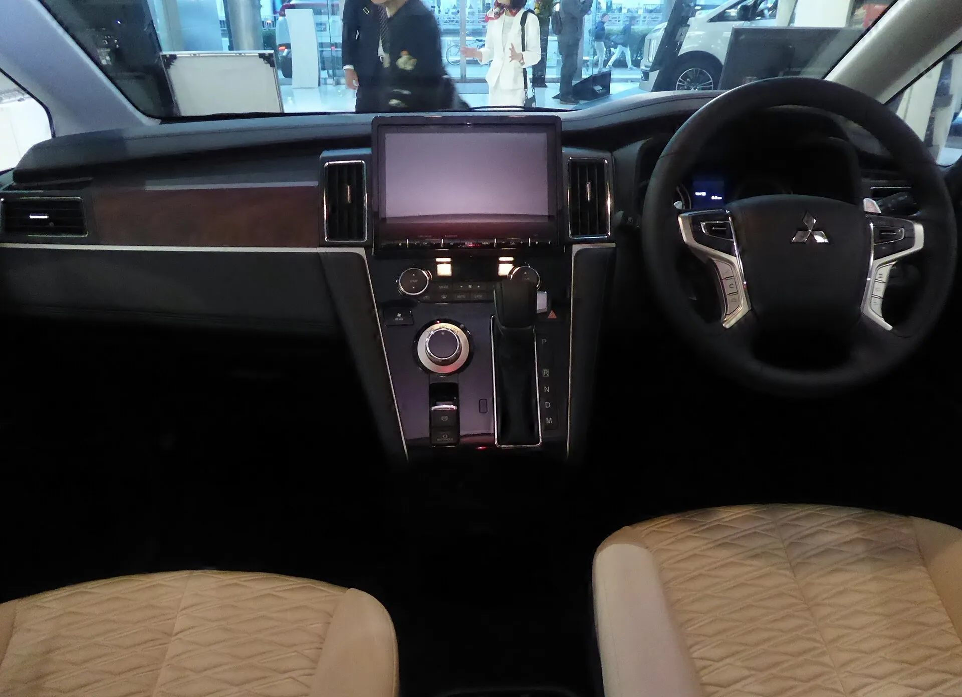 三菱 デリカD:5 P の運転席まわり。インパネ中央のモニターの下に、ダイヤルとシフトレバーが並ぶ