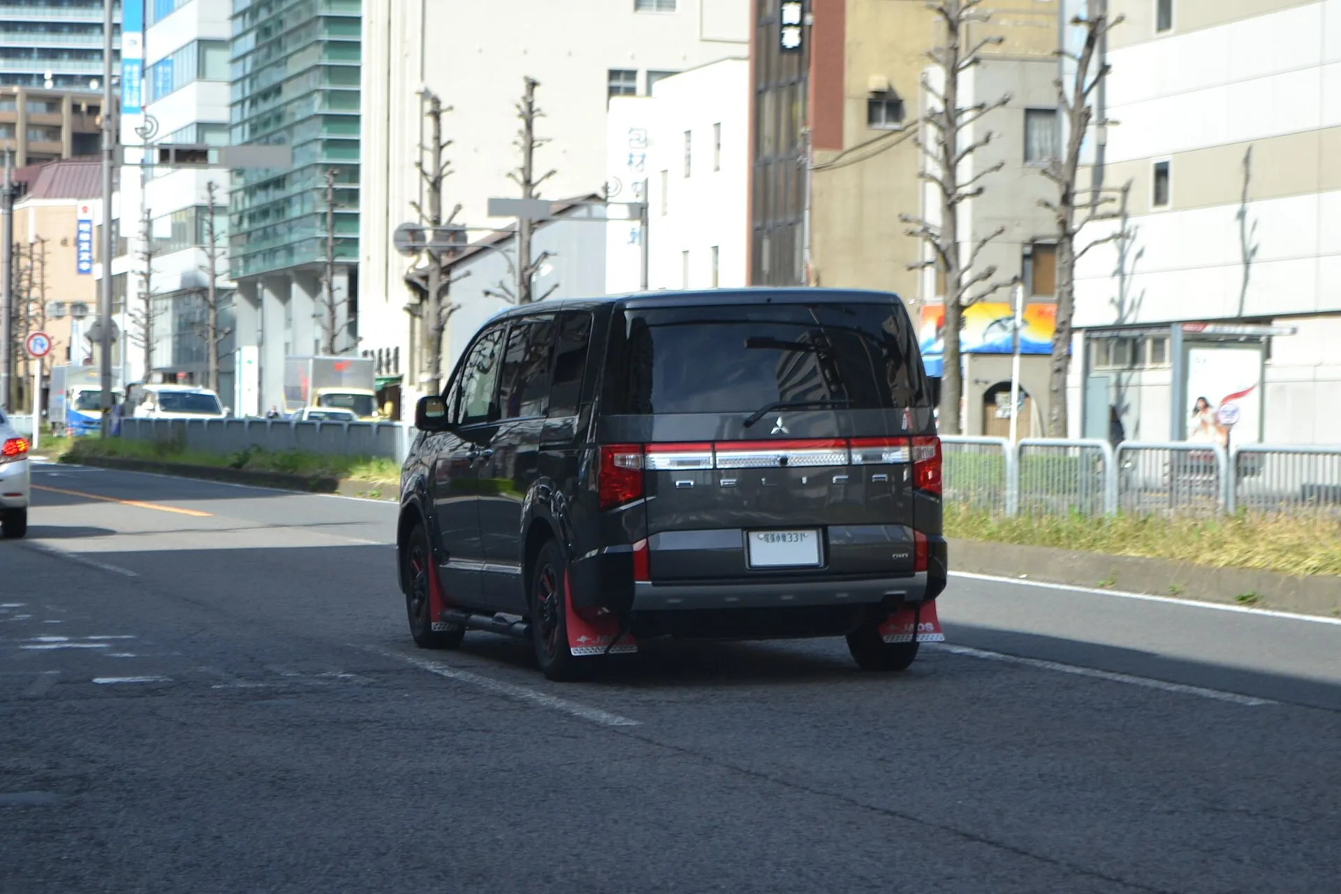 走行中の三菱 デリカD:5（3DA-CV1W）を後方から見た外観