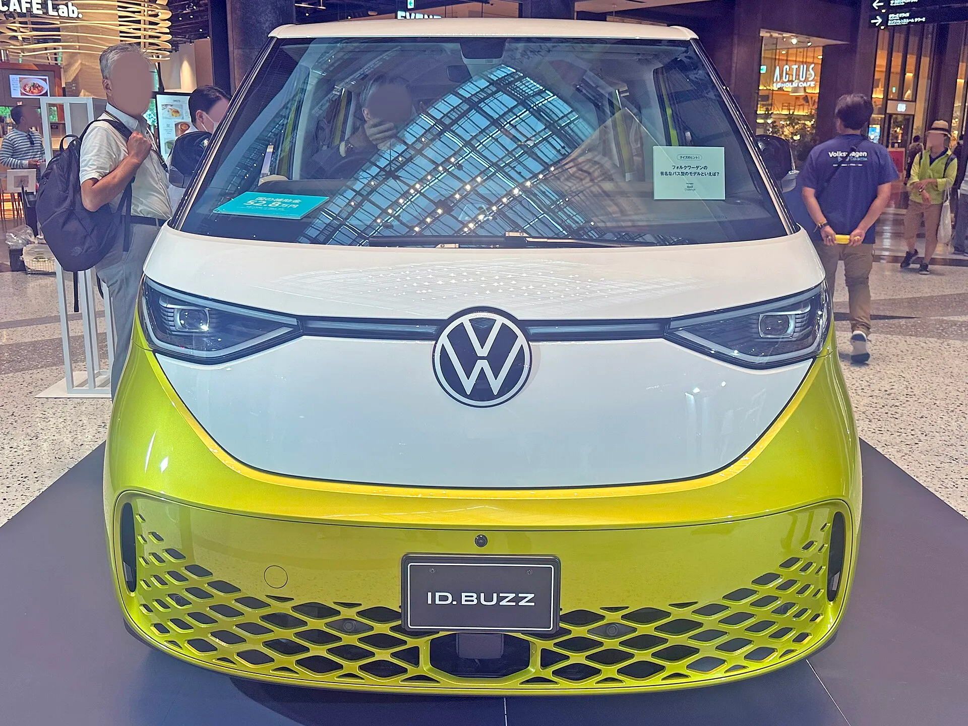 フォルクスワーゲン ID. Buzz Pro Long Wheelbaseの正面