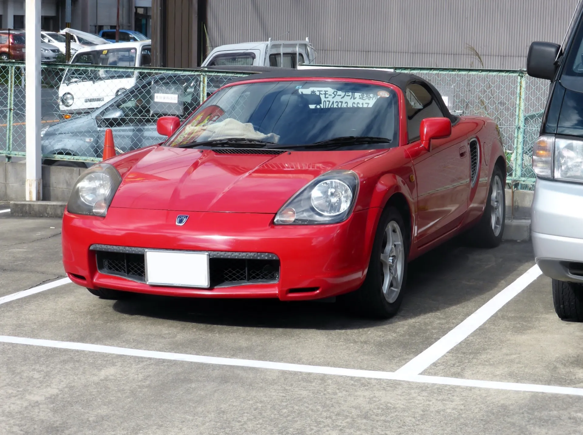 3代目トヨタ MR-S（ZZW30）の赤い個体を斜め前から見た外観。ソフトトップを閉じている