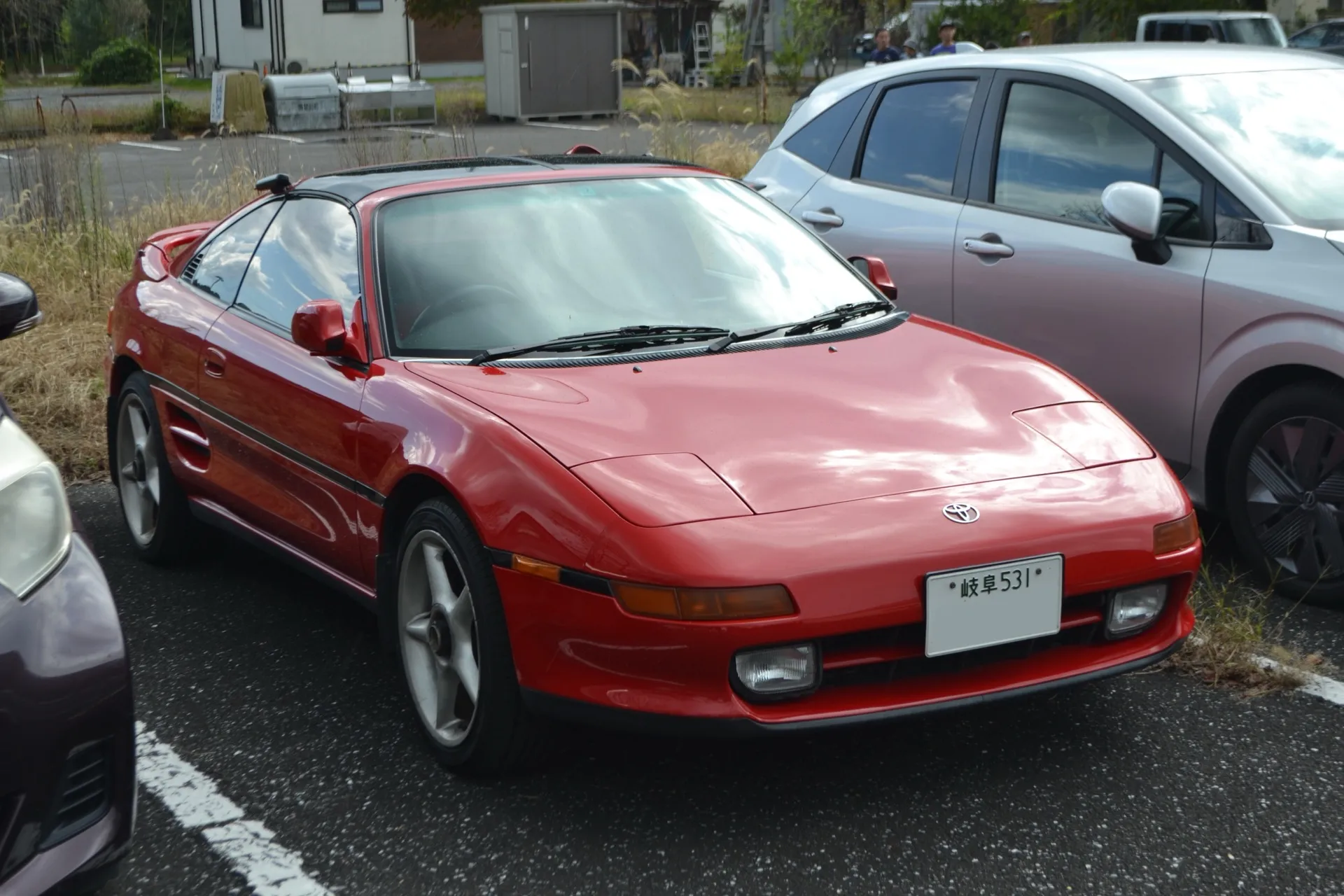 2代目トヨタ MR2（SW20）の赤いGTを斜め前から見た外観。屋根の中央にTバールーフの梁が通っている