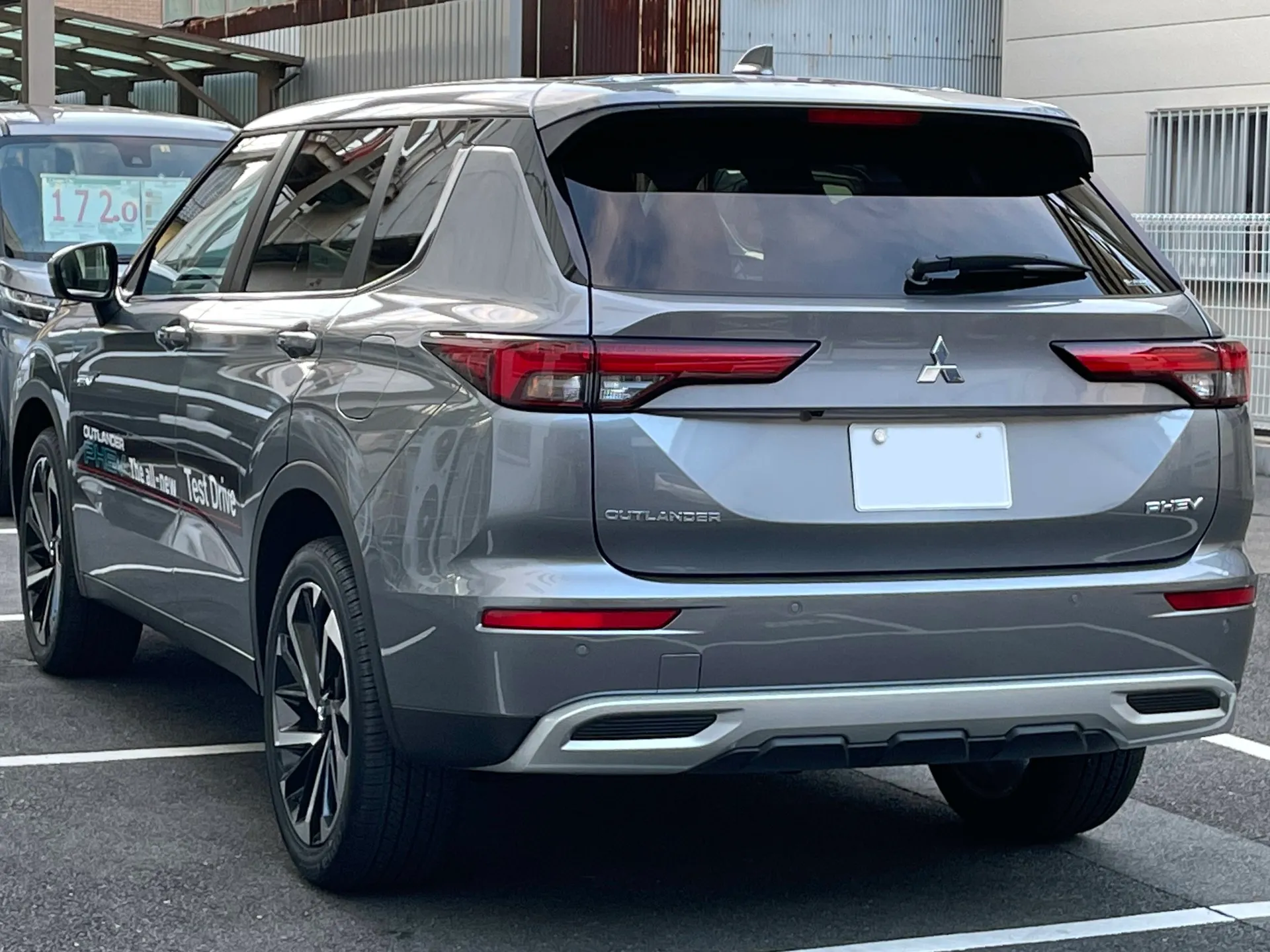 三菱 アウトランダーPHEV G 5人乗り（5LA-GN0W-XDHHZ）の後方からの外観
