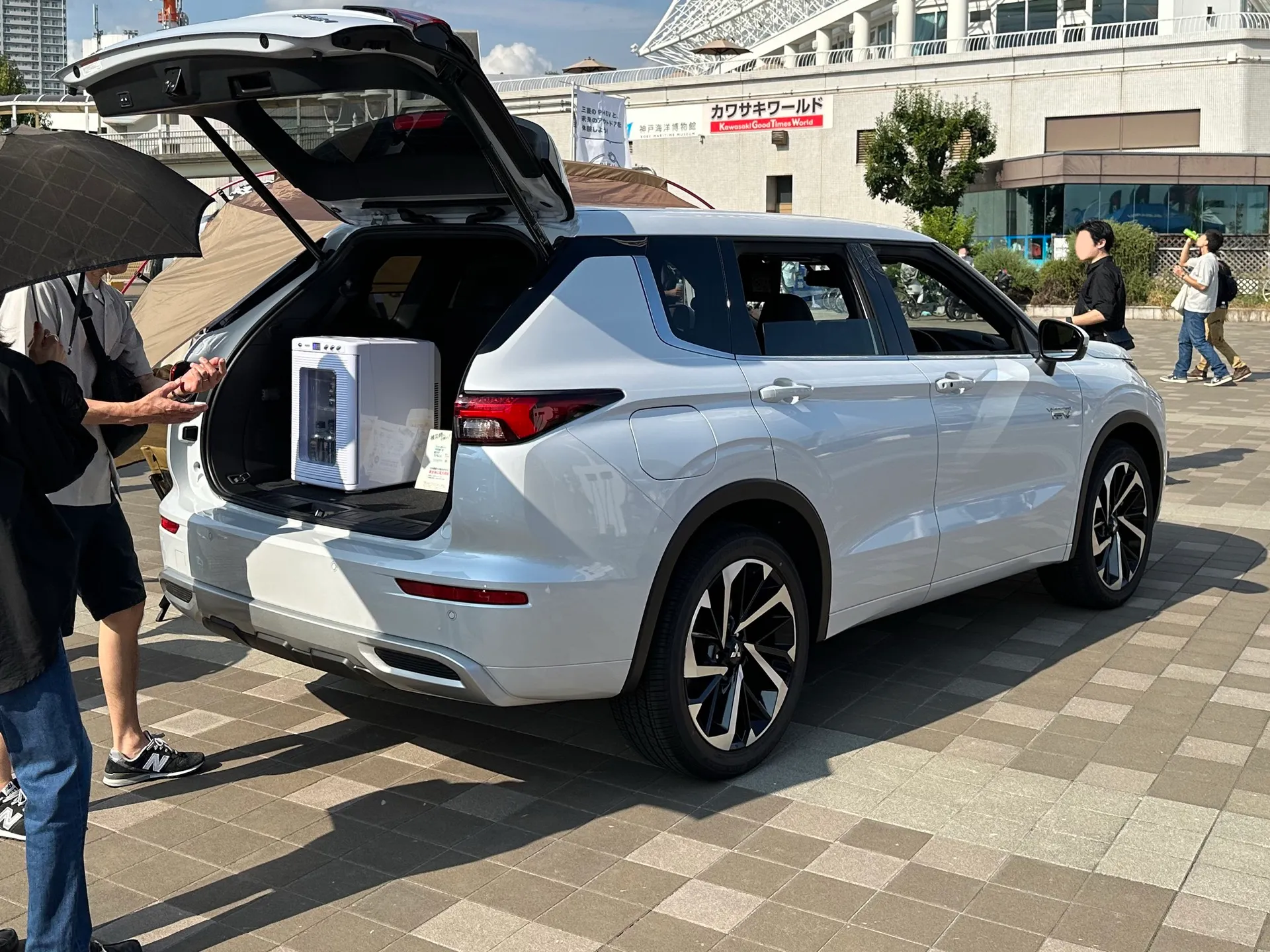 リヤゲートを開けた三菱 アウトランダーPHEV（5LA-GN0W）。荷室に置いた冷蔵庫を車両の電源で動かしている