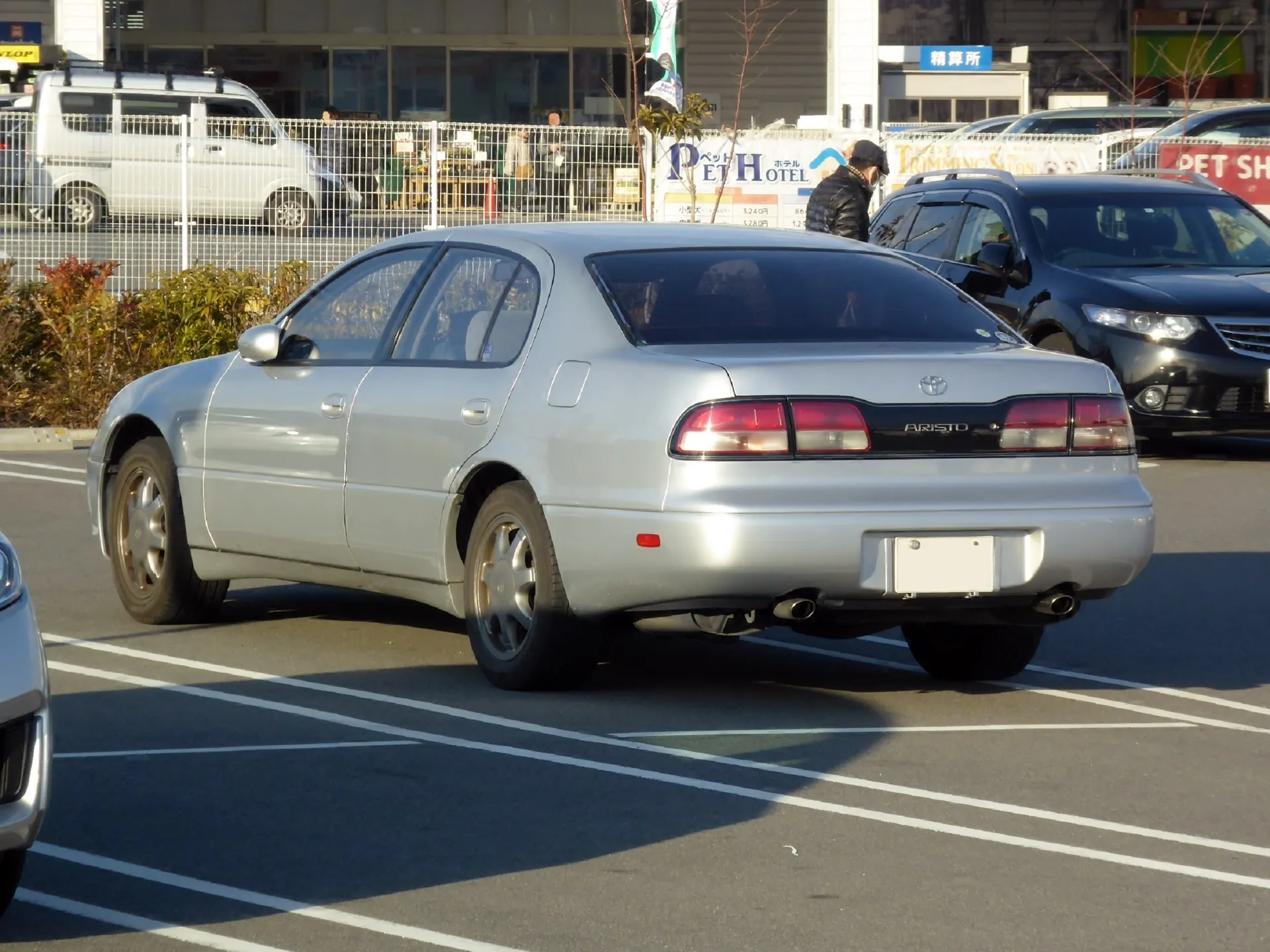 初代トヨタ アリスト 3.0V（E-JZS147）を斜め後ろから見た外観。後輪より後ろのオーバーハングが見える