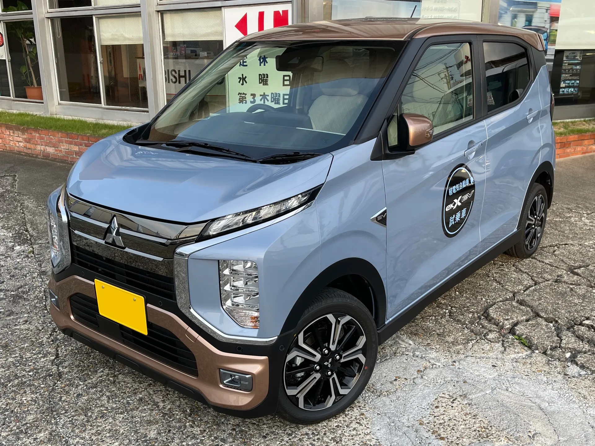 三菱eKクロスEV P(ZAA-B5AW-LDEB)の前方斜め。14インチアルミホイールを履く