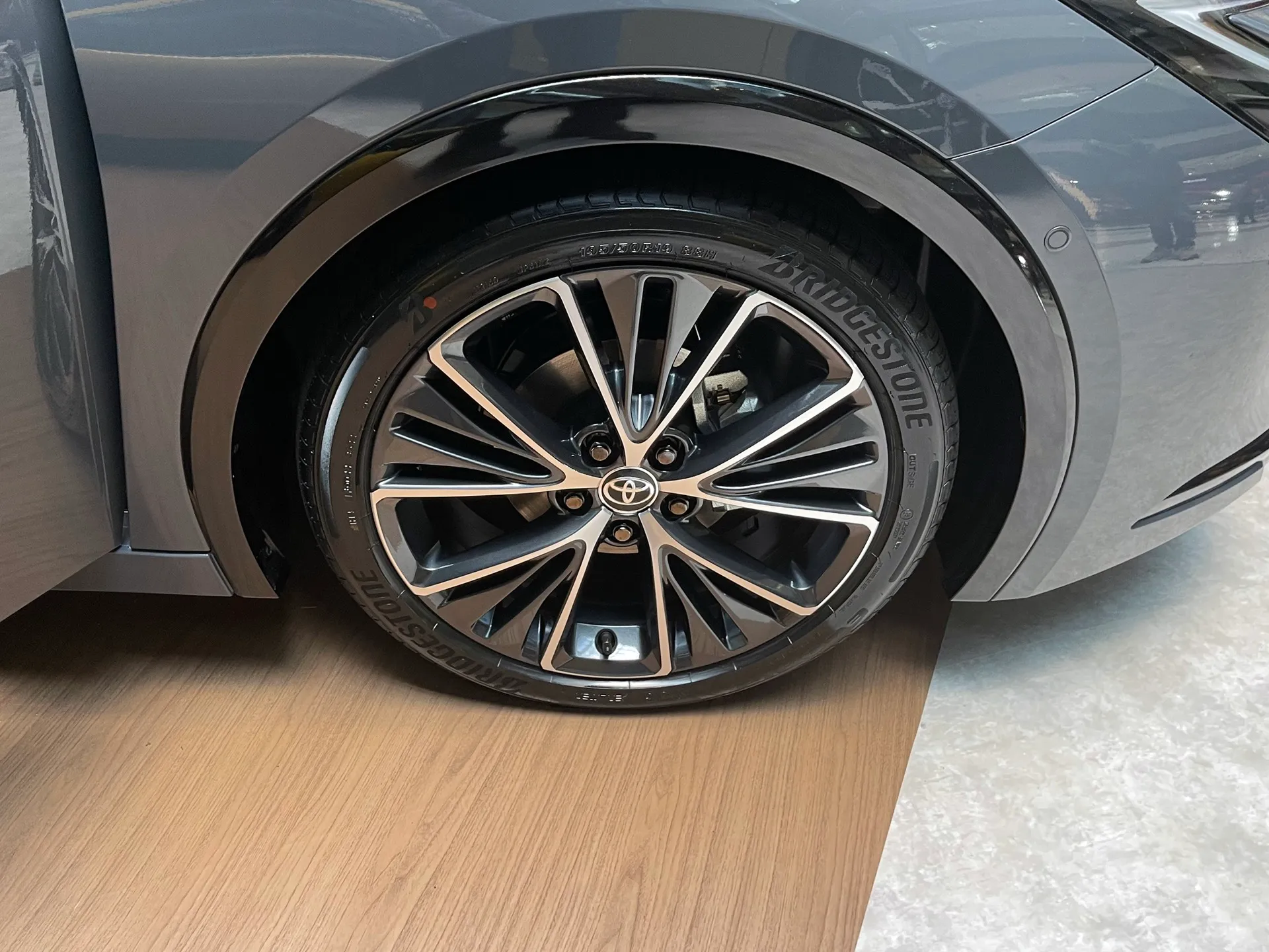トヨタ プリウス Z 2WD（6AA-MXWH60-AHXHB）の左前輪。195/50R19タイヤと19インチアルミホイールを装着する