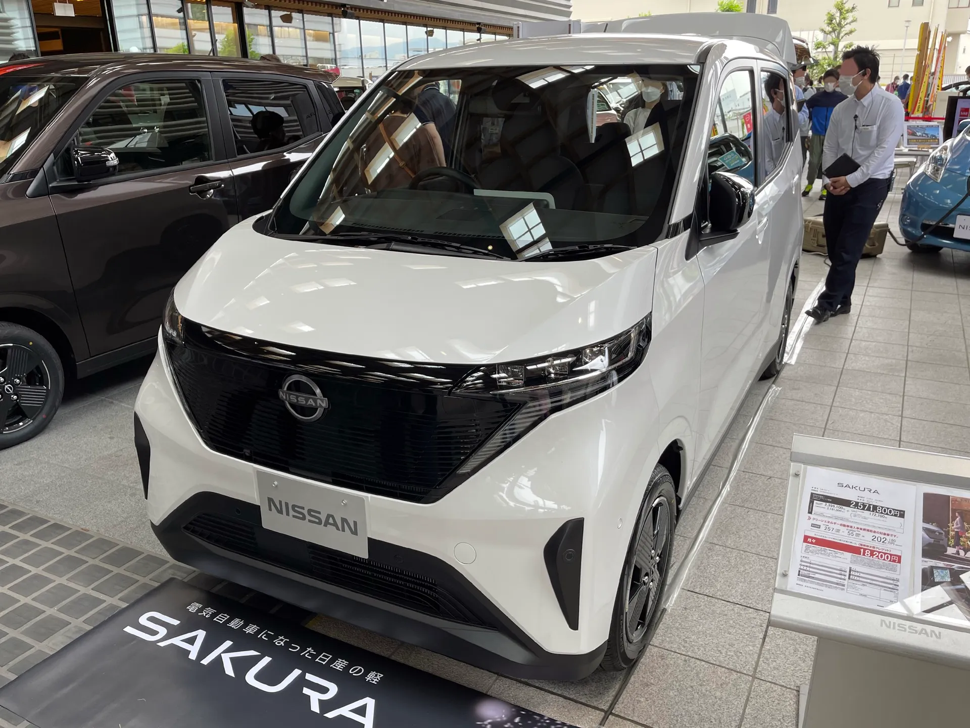 日産サクラ X(ZAA-B6AW)の前方斜め。14インチアルミホイールを履く