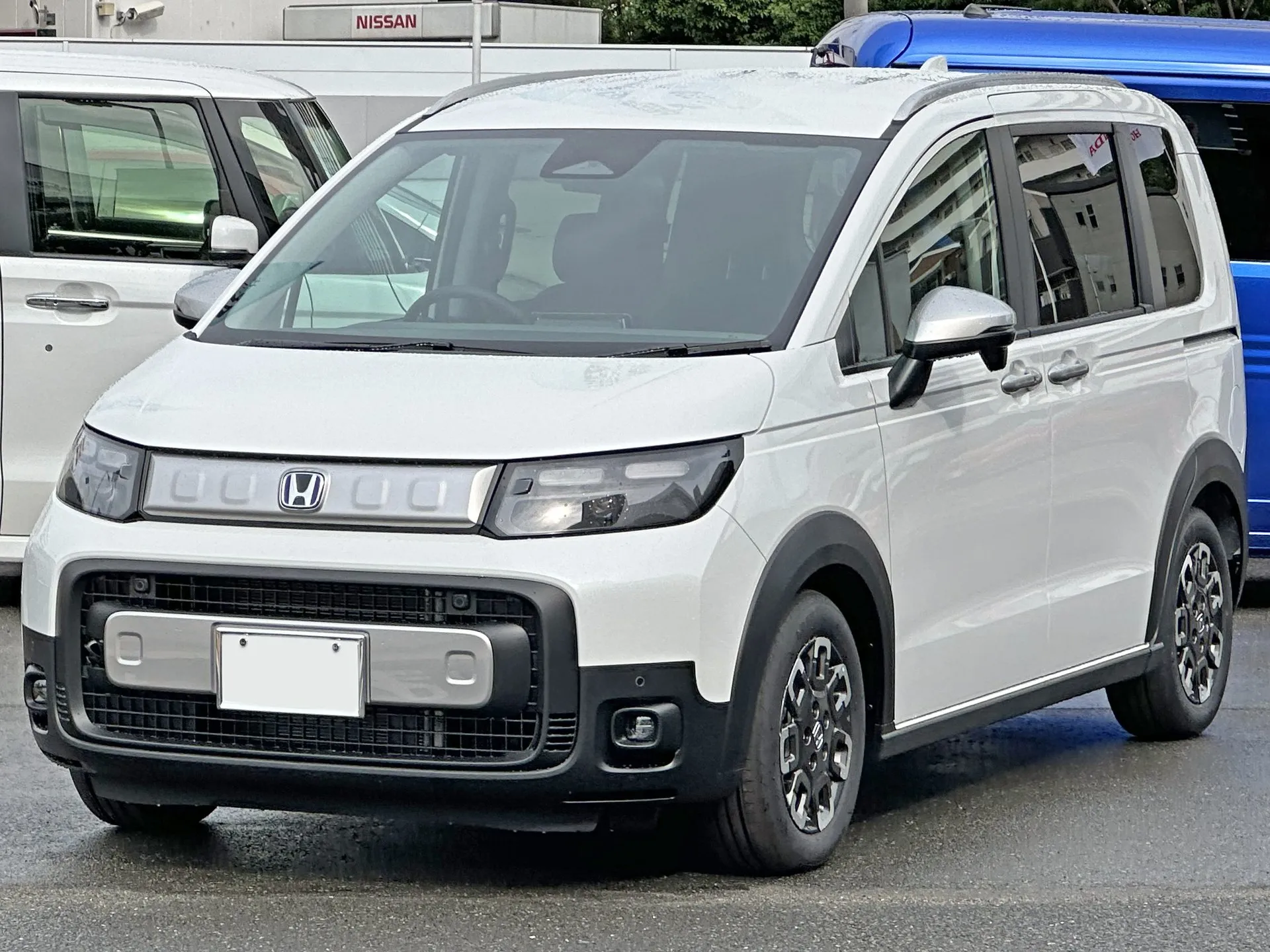 ホンダ フリード e:HEV CROSSTAR 2WD・5人乗り(6AA-GT6)を前方斜めから見た外観。ルーフレールと専用フロントグリルが付く