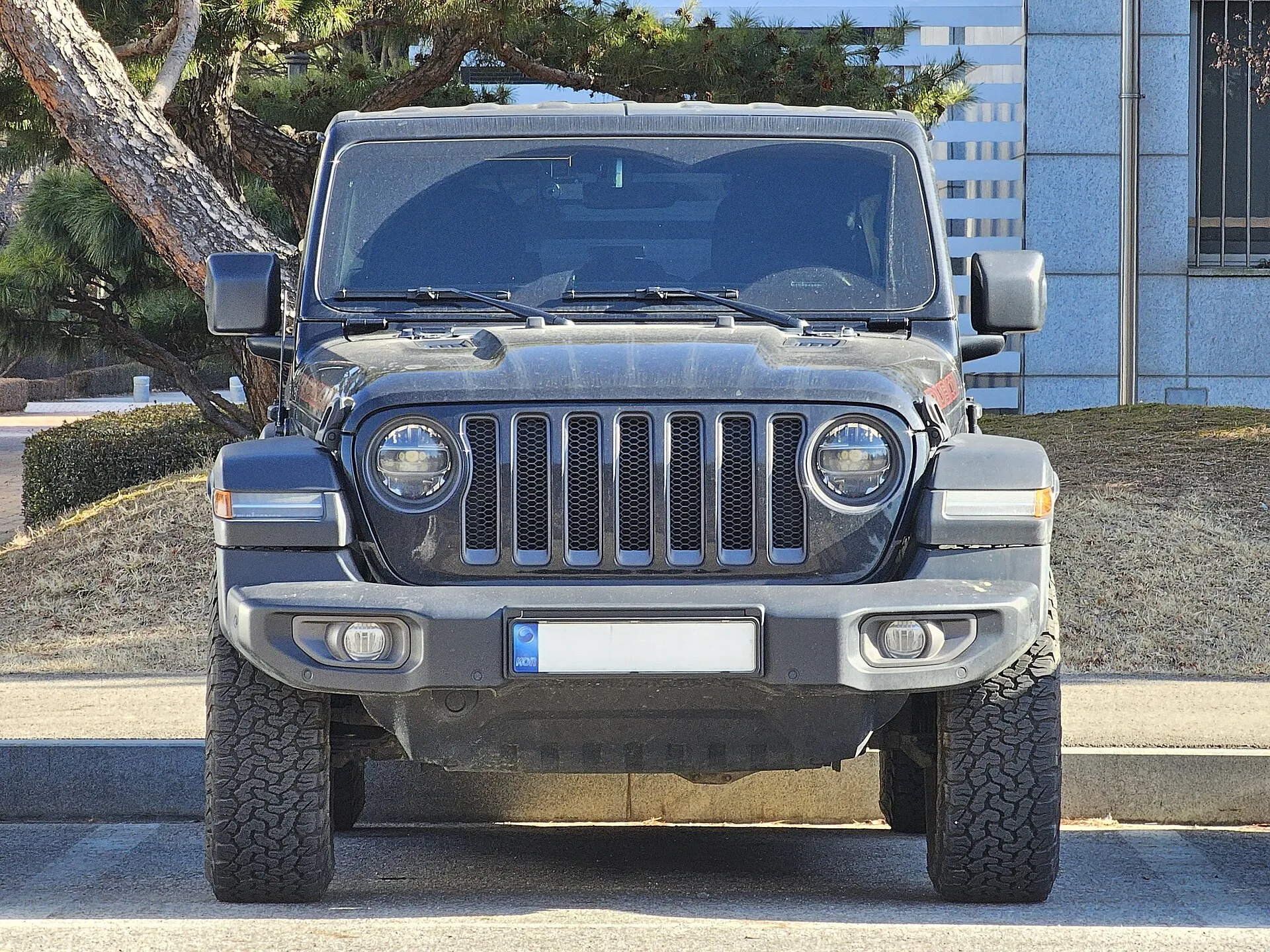 ジープ ラングラー アンリミテッド ルビコン（JL型・2.0L 4WD）を正面から見た外観。マッド＆テレインタイヤとオーバーフェンダーが左右に張り出している