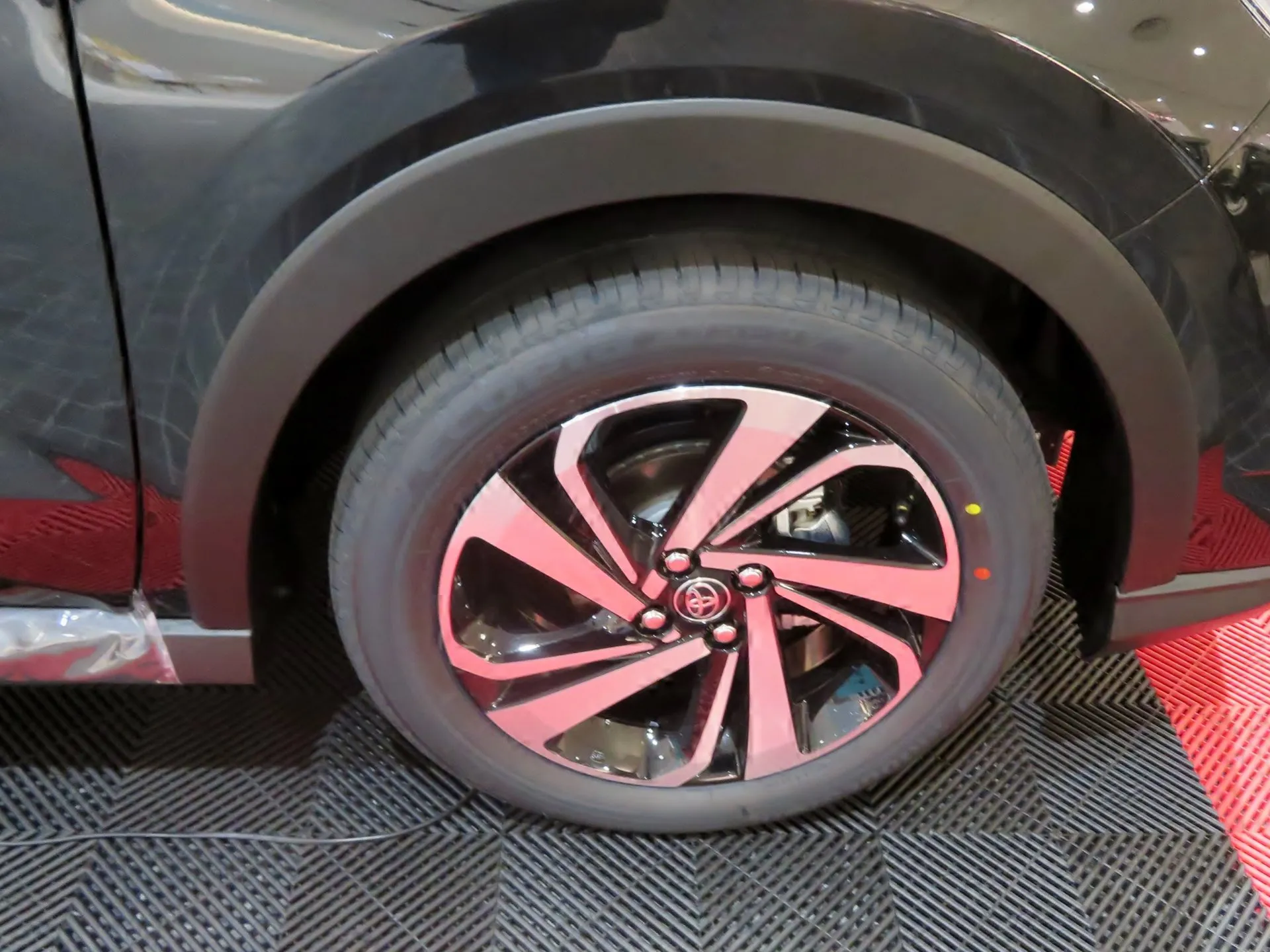 トヨタ ライズ Z（5BA-A200A-GBSV）の左前輪。195/60R17タイヤと17×6Jアルミホイールを装着する