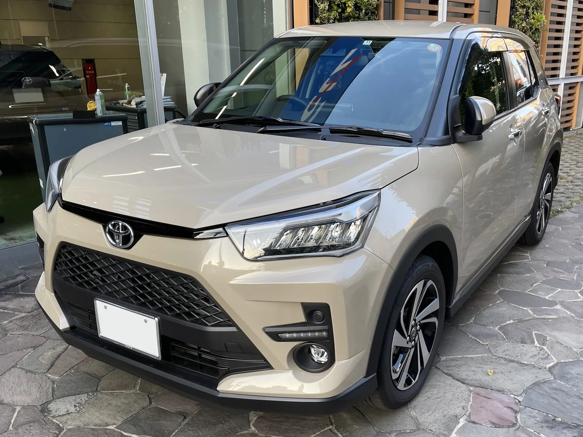 トヨタ ライズ Z 2WD（5BA-A201A-GBSF）を前方斜めから見た外観。1.2Lの自然吸気エンジンを積む2WDのZ