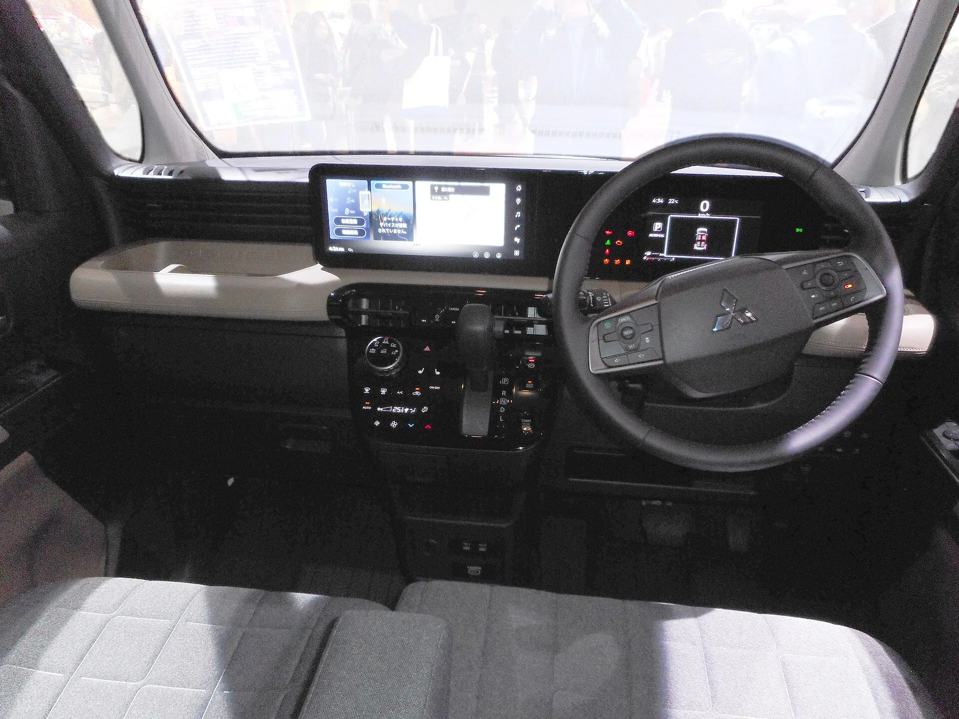 三菱 デリカミニ T Premium DELIMARU Package の運転席まわり。手前に前席のベンチシートが写っている