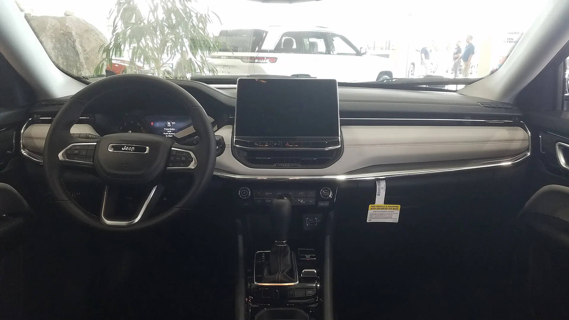 ジープ コンパスの運転席まわり。ステアリングの右にタッチパネルモニターが立ち、その下にエアコンの操作パネルとシフトレバーが並ぶ