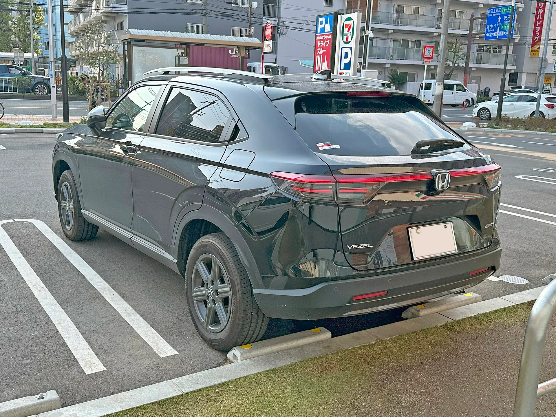 ホンダ ヴェゼル e:HEV X・HuNTパッケージ（6AA-RV5）を左後方から見た外観
