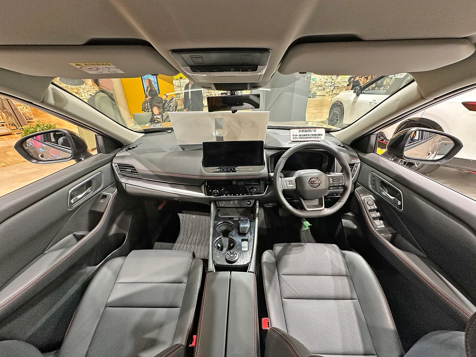 日産 エクストレイル ROCK CREEK e-4ORCE（6AA-SNT33）の運転席まわり