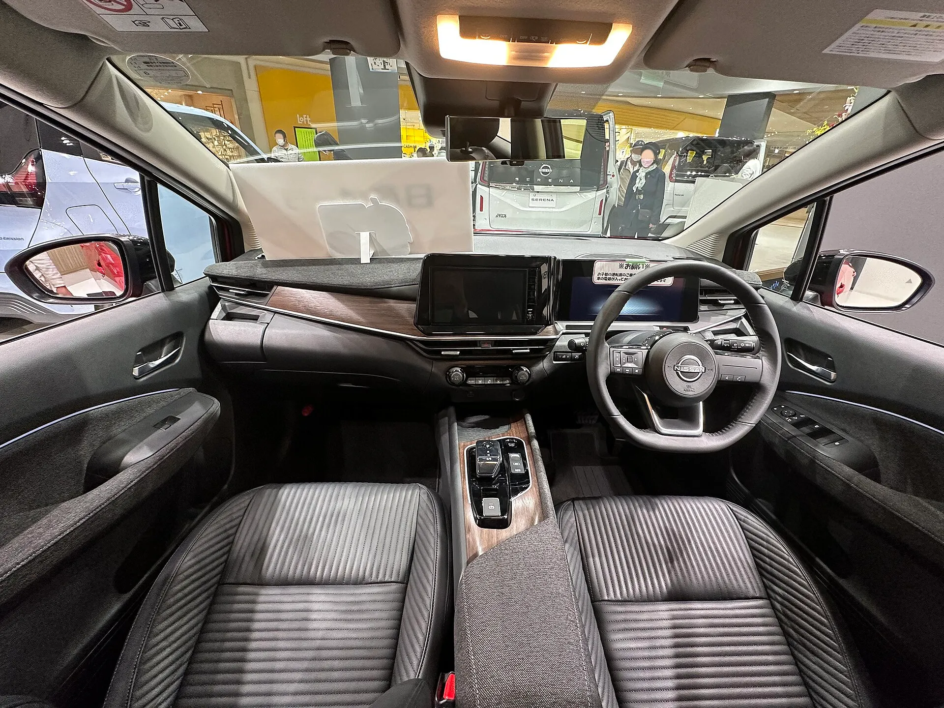 ノート オーラ G leather edition の運転席まわり